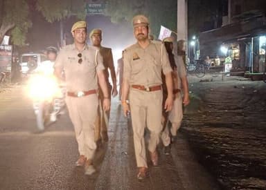 .#SP_अम्बेडकरनगर @prachiIPS के निर्देशानुसार जनपद में शान्ति/सुरक्षा एवं कानून व्यवस्था को सुदृढ़ बनाये रखने हेतु थाना राजेसुल्तानपुर पुलिस द्वारा क्षेत्रअंतर्गत पैदल गस्त किया गया व आमजन से संवाद कर सुरक्षा के प्रति आश्वस्त किया गया।
#Footpatrolling
#UPPolice https://t.co/81FqQuuXft