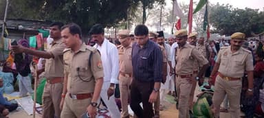 मोहर्रम पर्व के दृष्टिगत किछौछा स्थित ताजिया जुलूस रूट का निरीक्षण SDM टाण्डा, क्षेत्राधिकारी नगर एवं प्रभारी निरीक्षक बसखारी द्वारा किया गया। सुरक्षा, यातायात एवं अन्य व्यवस्थाओं का जायजा लेते हुए संबंधित अधिकारियों को आवश्यक दिशा-निर्देश दिए गए। #AmbedkarNagarPolice #UPPolice https://t.co/J6UDYxQZXd