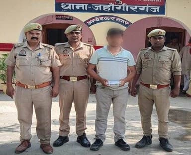 दिनांक 14.06.2026-जनपद अम्बेडकरनगर थाना जहाँगीरगंज पुलिस टीम द्वारा अन्तर्जनपदीय शातिर लूट के अभियुक्त को गिरफ्तार कर, लूट के ₹10,500 बरामद किये गए।
@prachiIPS
#ambedkarnagarpolice
#UPPolice https://t.co/bS9BPaqOa8