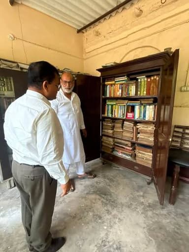 ज्ञान भारतम मिशन के अंतर्गत राष्ट्रीय पांडुलिपि सर्वेक्षण अभियान के दौरान बेगूसराय जिले के बरौनी स्थित मौलाना इसहाक उर्दू लाइब्रेरी में लगभग 350 वर्ष पुरानी दुर्लभ अरबी हस्तलिखित पांडुलिपि “तिरमिज़ी शरीफ” की पहचान की गई है। यह पांडुलिपि सैय्यद अख़्तर हुसैन के निजी संग्रह में सुरक्षित है और क़ुरान एवं हदीस से संबंधित महत्वपूर्ण धार्मिक ग्रंथ मानी जाती है।
जिला पदाधिकारी श्री श्रीकांत शास्त्री ने पांडुलिपि का अवलोकन कर इसके संरक्षण, प्रलेखन एवं डिजिटलीकरण के निर्देश दिए। उन्होंने इसे भारत की समृद्ध ज्ञान परंपरा और सांस्कृतिक विरासत की अमूल्य धरोहर बताते हुए नागरिकों से भी अपने पास उपलब्ध प्राचीन पांडुलिपियों एवं दुर्लभ दस्तावेजों की जानकारी साझा करने की अपील की।
यह खोज बेगूसराय की ऐतिहासिक एवं सांस्कृतिक धरोहरों के संरक्षण की दिशा में एक महत्वपूर्ण उपलब्धि मानी जा रही है।
@iprdbihar
#begusarai
@artandculturebihar