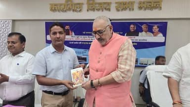 बिहार में ऊर्जा क्षेत्र के विकास को गति देने हेतु आयोजित राज्यस्तरीय कार्यक्रम का लाइव प्रसारण कारगिल विजय सभा भवन, बेगूसराय में किया गया।
कार्यक्रम में प्रधानमंत्री सूर्य घर मुफ्त बिजली योजना के तहत ₹1512 करोड़ की लागत से लगभग 2.50 लाख कुटीर ज्योति उपभोक्ताओं के घरों पर रूफटॉप सोलर संयंत्र स्थापित करने की योजना का शुभारंभ माननीय मुख्यमंत्री बिहार द्वारा किया गया।
साथ ही ₹1278 करोड़ की विभिन्न विद्युत अधोसंरचना परियोजनाओं का कार्यारंभ, उद्घाटन एवं लोकार्पण किया गया। बेगूसराय के तेघड़ा ग्रिड सब-स्टेशन की विद्युत आपूर्ति को अधिक विश्वसनीय बनाने हेतु दूसरी स्रोत कनेक्टिविटी परियोजना की जानकारी भी दी गई, जिसका कार्य जनवरी 2026 में पूरा हो चुका है।
कार्यक्रम में माननीय केंद्रीय वस्त्र मंत्री एवं बेगूसराय सांसद श्री गिरीराज सिंह, जिला पदाधिकारी श्री श्रीकांत शास्त्री, जनप्रतिनिधि एवं विद्युत विभाग के अधिकारी उपस्थित रहे।
@iprdbihar
#begusarai