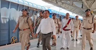 केंद्रीय चयन पर्षद (सिपाही भर्ती), बिहार द्वारा आयोजित मद्य निषेध सिपाही भर्ती परीक्षा के सफल, शांतिपूर्ण एवं कदाचारमुक्त संचालन को लेकर जिला प्रशासन पूरी तरह सतर्क है।
इसी क्रम में जिला पदाधिकारी बेगूसराय श्री श्रीकांत शास्त्री एवं पुलिस अधीक्षक श्री मनीष द्वारा बरौनी रेलवे स्टेशन का निरीक्षण कर परीक्षार्थियों के आवागमन, सुरक्षा व्यवस्था, भीड़ प्रबंधन, यातायात नियंत्रण तथा आवश्यक सुविधाओं की उपलब्धता का जायजा लिया गया।
निरीक्षण के दौरान संबंधित अधिकारियों को निर्देश दिया गया कि बाहर से आने वाले परीक्षार्थियों को किसी प्रकार की असुविधा न हो तथा स्टेशन परिसर एवं आसपास के क्षेत्रों में विधि-व्यवस्था बनाए रखने के लिए पर्याप्त सुरक्षा बल एवं दंडाधिकारियों की तैनाती सुनिश्चित की जाए। जिला प्रशासन द्वारा परीक्षा को निष्पक्ष, पारदर्शी एवं सुव्यवस्थित ढंग से संपन्न कराने के लिए सभी आवश्यक तैयारियां की गई हैं।
@iprdbihar
#begusarai