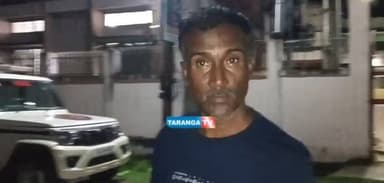 জানকীবাজারে বিদ্যুৎস্পৃষ্ট হয়ে এক যুবকের মৃ*ত্যু*র ঘটনায় ঠিকাদার-সহ গ্রেফতার ২
হাইলাকান্দির জানকীবাজারে গত ১৯ মে বিদ্যুৎস্পৃষ্ট হয়ে এক যুবকের মৃ*ত্যু*র ঘটনার তদন্তে হাইলাকান্দি পুলিশ ঠিকাদার কামাল উদ্দিন চৌধুরী ও তাঁর সহকারী হুসেন আহমেদকে গ্রেফতার করেছে।
মৃতের কাকা বুলবুল আলমের এফআইআরের ভিত্তিতে ভারতীয় ন্যায় সংহিতার ১০৫ ও ৩৫ ধারায় মামলা রুজু করা হয়। গ্রেফতারের পর অসুস্থ হয়ে পড়ায় কামাল উদ্দিন চৌধুরীকে হাসপাতালে ভর্তি করা হয় এবং পরে আদালতের নির্দেশে বিচার বিভাগীয় হেফাজতে পাঠানো হয়। অপর অভিযুক্ত হুসেন আহমেদকে জিজ্ঞাসাবাদের জন্য দুই দিনের পুলিশ হেফাজতে পাঠানো হয়েছে।