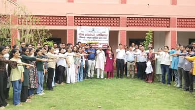 एमएलआर आयुर्वेदिक कॉलेज में नशा मुक्ति की शपथ दिलाई
चरखी दादरी:-:।। योगाचार्य शिव योगी।।
जिला आयुर्वेद अधिकारी डॉ. राकेश वशिष्ठ के मार्गदर्शन में आयुष विभाग द्वारा एमएलआर आयुर्वेदिक कॉलेज में नशा मुक्ति जागरूकता कार्यक्रम आयोजित किया गया। इस दौरान विद्यार्थियों को नशा न करने तथा दूसरों को भी इसके प्रति जागरूक करने की शपथ दिलाई गई।
इस अवसर पर जिला योग समन्वयक डॉ. प्रमिल फौगाट, डॉ. भूपेंद्र चांदवास, डॉ. रोबिन सिंह, ब्रह्मानंद चिड़िया सहित कॉलेज स्टाफ एवं बड़ी संख्या में विद्यार्थी उपस्थित रहे। सभी ने नशा मुक्त समाज के निर्माण का संकल्प लिया।