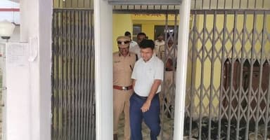 सिपाही भर्ती परीक्षा-2026 के सफल, शांतिपूर्ण एवं कदाचारमुक्त संचालन को सुनिश्चित करने हेतु जिला पदाधिकारी, बांका एवं पुलिस अधीक्षक, बांका द्वारा विभिन्न परीक्षा केंद्रों का संयुक्त निरीक्षण किया गया। परीक्षा के दौरान सुरक्षा व्यवस्था, अभ्यर्थियों की जांच एवं अन्य व्यवस्थाओं का जायजा लेते हुए संबंधित पदाधिकारियों को आवश्यक निर्देश दिए गए। जिला प्रशासन द्वारा परीक्षा का संचालन पूरी पारदर्शिता एवं निष्पक्षता के साथ संपन्न कराया गया।
#SipahiBharti2026 #BankaAdministration #FairExamination #PoliceRecruitment #TransparentExamination #BankaNews #BiharPolice #ExamInspection #जिला_प्रशासन_बांका #बांका_जिला_प्रशासन #जिला_पदाधिकारी_बांका #बांका #सिपाही_भर्ती_परीक्षा #कदाचारमुक्त_परीक्षा #पारदर्शी_परीक्षा #बिहार_पुलिस_भर्ती