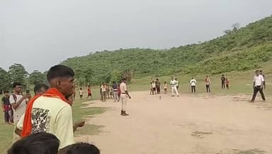 पहाड़ों से घिरे तुमनी के रमणीय मैदान में डीएम ने खेला क्रिकेट, ग्रामीणों का बढ़ाया उत्साह
शनिवार 13 जून की अपराह्न सूर्यगढ़ा प्रखंड के पीरी बाजार थाना क्षेत्र अंतर्गत चौरा-राजपुर पंचायत के तुमनी गांव स्थित चारों ओर पहाड़ों से घिरे रमणीय क्रिकेट मैदान में जिला पदाधिकारी शैलेंद्र कुमार ने ग्रामीणों एवं अधिकारियों के साथ कुछ समय तक क्रिकेट खेलकर खेल भावना को बढ़ावा दिया. इस दौरान उन्होंने विशेष रूप से जनजातीय समुदाय के युवाओं के बीच खेलों के प्रति रुचि और उत्साह विकसित करने पर बल दिया.
डीएम ने कहा कि खेल न केवल शारीरिक एवं मानसिक विकास का माध्यम है, बल्कि युवाओं में अनुशासन, टीम भावना और नेतृत्व क्षमता का भी विकास करता है.उनके मैदान में उतरकर क्रिकेट खेलने से स्थानीय खिलाड़ियों और ग्रामीणों में खासा उत्साह देखने को मिला. ग्रामीणों ने भी जिला प्रशासन की इस पहल की सराहना करते हुए कहा कि इससे गांव के युवाओं को खेल के क्षेत्र में आगे बढ़ने की प्रेरणा मिलेगी.
मैदान में मौजूद अधिकारियों एवं स्थानीय युवाओं ने भी डीएम के साथ क्रिकेट का आनंद लिया. इस अवसर पर खेल सुविधाओं के विकास तथा ग्रामीण क्षेत्रों में खेल प्रतिभाओं को प्रोत्साहित करने की आवश्यकता पर भी चर्चा की गई. डीएम की इस पहल से तुमनी गांव में खेल को लेकर सकारात्मक माहौल बना और युवाओं में नई ऊर्जा का संचार हुआ. #bihar #lakhisarai #admission