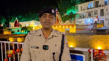 आस्था का महासंगम, सेवा में तत्पर नैनीताल पुलिस
बाबा नीब करौरी महाराज के पावन कैंची धाम स्थापना दिवस (वार्षिक मेला-2026) पर देश-विदेश से लाखों श्रद्धालुओं का आगमन जारी है। बाबा के दर्शन के लिए उमड़े श्रद्धालुओं के स्वागत, सुरक्षा और सुगम आवागमन हेतु नैनीताल पुलिस पूरी मुस्तैदी के साथ सेवा में जुटी है।
🚔 1500+ पुलिस एवं पैरामिलिट्री जवान
🚨 SDRF, ATS, BDS, LIU सहित विशेष सुरक्षा बल तैनात 🛣️ व्यापक ट्रैफिक प्लान एवं रूट डायवर्जन लागू 🚌 भीमताल, भवाली, सैनिटोरियम, नैनीताल, खैरना, अल्मोड़ा, हल्द्वानी एवं काठगोदाम से शटल सेवा संचालित 🅿️ निर्धारित पार्किंग स्थलों की व्यवस्था
✨ 15 जून प्रातः 5 बजे बाबा के पावन आशीर्वाद के साथ मंदिर के कपाट खुलेंगे और वार्षिक मेले का शुभारंभ होगा।
नैनीताल पुलिस की सभी श्रद्धालुओं से विनम्र अपील— यातायात नियमों का पालन करें, पुलिस का सहयोग करें, धैर्य बनाए रखें और बाबा के दिव्य दर्शनों का पुण्य लाभ प्राप्त करें।
"आस्था आपकी... सुरक्षा हमारी"
Uttarakhand Police
Kumaun Range Uttarakhand Police #KainchiDham2026 #NeemKaroliBaba #NainitalPolice #TrafficManagement #AnnualFair2026 #ServeProtectCare #JaiGurudev 🙏🚔🌺