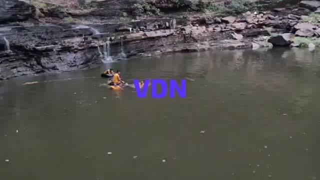 मेनाल के गहरे कुंड में डूबा अजमेर का युवक, सिविल डिफेंस ने 7 घंटे बाद निकाला शव।
चित्तौड़गढ़। जिले के प्रसिद्ध पर्यटन स्थल मेनाल में रविवार को एक दर्दनाक हादसा हो गया। अजमेर से दोस्तों के साथ वीकेंड मनाने आए युवक की झरने के नीचे बने गहरे कुंड में डूबने से मौत हो गई। घटना के बाद पर्यटन स्थल की सुरक्षा व्यवस्था और पर्यटकों की लापरवाही पर फिर से सवाल खड़े हो गए हैं।
#vdn #news #trending #accident #menalwaterfall🌳🌦️🌧️