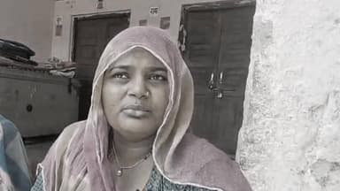 राजसमंद में युवक की मौत के बाद बेसहारा परिवार की दु:खद कहानी
राजसमंद जिले के लाखागुड़ा निवासी राजूसिंह रावत की मौत ने पूरे परिवार को गहरे सदमे में डाल दिया है। परिवार के मुखिया के निधन के बाद घर में मातम पसरा हुआ है और परिजन बेसहारा हो गए हैं। राजूसिंह रावत ही परिवार की आजीविका का मुख्य सहारा थे, लेकिन उनके असमय निधन के बाद अब परिवार के सामने रोजमर्रा की जरूरतों को पूरा करने का संकट खड़ा हो गया है। मृतक अपने पीछे पत्नी और दो छोटे बच्चों को छोड़ गए हैं, जिनके सिर से पिता का साया उठ गया है। घर में महिलाओं और बच्चों का रो-रोकर बुरा हाल है।
#Rajsamandnews #Devgarhnews #Todaynews #Jaivardhannews
