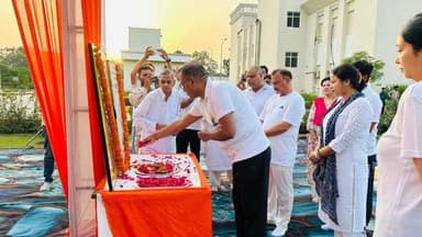 डीएम धर्मेंद्र प्रताप सिंह ने योग सप्ताह का शुभारंभ किया, शाहजहांपुर में 'योगा फॉर हेल्दी एजिंग' विषय पर कार्यक्रम शुरू
शाहजहांपुर में 12वें अंतर्राष्ट्रीय योग महोत्सव-2026 के अंतर्गत 'योगा फॉर हेल्दी एजिंग' विषय पर योग सप्ताह का शुभारंभ सोमवार को शहीद संग्रहालय परिसर में हुआ। जिलाधिकारी धर्मेंद्र प्रताप सिंह ने भगवान धनवंतरि के समक्ष दीप प्रज्ज्वलित कर कार्यक्रम का उद्घाटन किया।
यह कार्यक्रम जिला प्रशासन एवं आयुष विभाग के संयुक्त तत्वावधान में आयोजित किया गया। इसमें बड़ी संख्या में लोगों ने सहभागिता की। कार्यक्रम का उद्देश्य योग के माध्यम से स्वस्थ एवं दीर्घायु जीवन का संदेश देना था।
इस अवसर पर मुख्य विकास अधिकारी उत्कर्ष द्विवेदी, नगर आयुक्त सौम्या गुरुरानी और कैंट बोर्ड के अध्यक्ष अवधेश दीक्षित सहित अन्य अधिकारी एवं नागरिक उपस्थित रहे। कार्यक्रम के दौरान प्रतिभागियों ने योगासन एवं प्राणायाम का अभ्यास किया। उन्होंने नियमित योग अपनाने का संकल्प भी लिया।
अधिकारियों ने बताया कि योग केवल शारीरिक व्यायाम नहीं, बल्कि स्वस्थ, संतुलित और सकारात्मक जीवन शैली का आधार है। योग सप्ताह के माध्यम से समाज के विभिन्न वर्गों को योग से जोड़ने और जन-जागरूकता बढ़ाने का प्रयास किया जा रहा है।