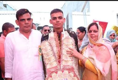 थल सेवा में लेफ्टिनेंट पद पर चयनित विशाल मान का गांव पहुंचने पर भव्य फूल मालाओं व ढोल बजाकर स्वागत किया गया ।ग्रामीणों ने गाड़ियों के काफिले के साथ भारत माता की जयघोष करते हुए धार्मिक स्थल दादा खेड़ा पर पहुंचकर पूजा अर्चना की और दर्जनों महिलाओं ने भी देशभक्त के गीतो के साथ लेफ्टिनेंट का स्वागत किया । पिता मास्टर यशपाल मान ने बताया कि विशाल का बचपन से आईआईटी में रुचि थी लेकिन कुरुक्षेत्र में 12वी पढ़ाई करते हुए अध्यापकों से प्रेरित होकर देशभक्ति की भावना जागृत हुई और ग्रामीण क्षेत्र के विशाल ने पहले ही प्रयास में एनडीए की परीक्षा उत्तीर्ण कर गांव का नाम रोशन किया । यशपाल ने बताया कि 2022 में उनका चयन एनडीए 148 नंबर कोर्स में हुआ था और 2025 में उन्होंने ट्रेनिंग खड़कवाल से पूरी कर 2026 में भारतीय सेना अकादमी देहरादून से लेफ्टिनेंट कोर्स में चयन किया गया । विशाल मान ग्रामीण क्षेत्र का पहला लेफ्टिनेंट बना है ग्रामीणों में खुशी का माहौल है और सभी ने गांव का नाम रोशन करने पर लेफ्टिनेंट को बधाई दी । एमडी स्कूल बल्ला से नरेंद्र मान आर्य ने सभी विद्यार्थियों को अपने फील्ड में कड़ी मेहनत करके कामयाबी हासिल कर गांव का नाम देश भर में रोशन करना चाहिए और लक्ष्य निर्धारित करके एवं बुराइयों से दूर रहकर शिक्षा ग्रहण कर सफलता हासिल की जा सकती है ।इस अवसर पर हरपाल ,रणबीर, बलराज ,दलवीर ,रतन सिंह ,जिले सिंह ,राजेंद्र सिंह ,करमचंद ,सतपाल, महेंद्र,अशोक, राजेश,राकेश, सोनू, बलिंद्र, नरेंद्र, शक्ति, बाजिंदर, यशपाल, सत्यवान सहित सैकड़ो ग्रामीण मौजूद रहे। ( बल्ला )