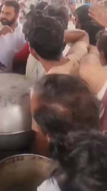 कोटपूतली के फेमस #समोसा विक्रता भगवान
सहाय को हाल ही में प्रदूषण विभाग की टीम ने दुकान
के आसपास फैली गंदगी और कचरे के उचित निस्तारण
को लेकर चेतावनी दी। निरीक्षण के दौरान अधिकारियों
ने पाया कि दुकान के आसपास खाद्य अपशिष्ट और
अन्य कचरा खुले में पड़ा हुआ था, जिससे स्वच्छता एवं
पर्यावरण संबंधी समस्याएं उत्पन्न होने की आशंका है।