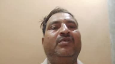 ओवरलोड बालू वाहनों का वीडियो बनाने पर चौकी इंचार्ज ने किया चालान? युवक ने वीडियो वायरल कर लगाए गंभीर आरोप
सराय अकिल (कौशांबी)। थाना सराय अकिल क्षेत्र के तिल्हापुर चौकी इंचार्ज पर एक युवक ने गंभीर आरोप लगाते हुए सोशल मीडिया पर वीडियो वायरल किया है। वायरल वीडियो में युवक ने पुलिस अधीक्षक से मामले की निष्पक्ष जांच कर न्याय दिलाने की मांग की है।
जानकारी के अनुसार, इरशाद अहमद उर्फ सुग्गन निवासी खानपुर, थाना सराय अकिल ने सोमवार को सोशल मीडिया पर एक वीडियो जारी किया। वीडियो में उन्होंने आरोप लगाया कि वह पुरखास चौराहे के पास सड़क किनारे अपने रिश्तेदार की कार खड़ी कर उसमें बैठे थे। इसी दौरान ओवरलोड बालू से लदे वाहन वहां से गुजर रहे थे और पुलिस द्वारा उन्हें पास कराया जा रहा था। आरोप है कि उन्होंने उक्त वाहनों का वीडियो बनाना शुरू किया तो तिल्हापुर चौकी इंचार्ज नाराज हो गए।
इरशाद का कहना है कि चौकी इंचार्ज ने उनके पास पहुंचकर अभद्र व्यवहार किया और उनकी कार का चालान कर दिया। इतना ही नहीं, उनके बेटे का भी, जो किसी कार्य से पुरखास आया था, चालान कर दिया गया। उन्होंने आरोप लगाया कि पुलिस ने उन्हें वहां से भगा दिया, जिससे उन्हें अपमानित महसूस हुआ।
युवक ने वायरल वीडियो के माध्यम से जनपद के पुलिस अधीक्षक से मामले की जांच कर कार्रवाई किए जाने की मांग की है। वहीं, वीडियो वायरल होने के बाद क्षेत्र में चर्चा का विषय बना हुआ है। मामले में पुलिस विभाग की ओर से आधिकारिक प्रतिक्रिया का इंतजार है।
#Kaushambi #SaraiAkil #TilhapurChowki #ViralVideo #IrshadAhmed Suggan PoliceAccused UPPolice OverloadTruck SandMining BaluMafia PurkhasChauraha TrafficChallan PoliceAction KaushambiNews BreakingNews HindiNews DainikJagran ViralNews SPKaushambi JusticeDemand SocialMediaViral UttarPradeshNews LocalNews PoliceInvestigation