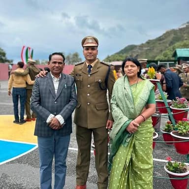 सीकर। जिले के कटराथल गांव के होनहार युवा डॉ. सुशील कुमार सारसर ने कड़ी मेहनत, अनुशासन और समर्पण के बल पर एक महत्वपूर्ण उपलब्धि हासिल करते हुए आईटीबीपी में असिस्टेंट कमांडेंट (सेंट्रल पुलिस) का पद प्राप्त किया है। उनकी इस सफलता से गांव सहित पूरे क्षेत्र में खुशी और गर्व का माहौल है।
डॉ. सुशील कुमार सारसर वरिष्ठ अध्यापक सुभाष चंद्र सारसर के सुपुत्र हैं। उन्होंने इंडो-तिब्बतन बॉर्डर पुलिस (आईटीबीपी) में आयोजित प्रशिक्षण को सफलतापूर्वक पूर्ण किया। प्रशिक्षण के उपरांत आयोजित भव्य पासिंग आउट परेड में उत्कृष्ट प्रदर्शन के आधार पर उनके कंधों पर अधिकारी पद के स्टार सजाए गए तथा उन्हें असिस्टेंट कमांडेंट के पद की जिम्मेदारी सौंपी गई।
डॉ. सुशील कुमार सारसर की इस उपलब्धि पर परिजनों, ग्रामीणों और शुभचिंतकों ने प्रसन्नता व्यक्त करते हुए उन्हें बधाई दी है। उनकी सफलता ने न केवल कटराथल गांव बल्कि पूरे सीकर जिले का गौरव बढ़ाया है। साथ ही यह उपलब्धि क्षेत्र के युवाओं के लिए प्रेरणास्रोत बनी है, जो यह संदेश देती है कि कठिन परिश्रम, अनुशासन और दृढ़ संकल्प से किसी भी लक्ष्य को प्राप्त किया जा सकता है।
#SikarSandesh #RajasthanNews #Sikar #IndianArmy #ITBP