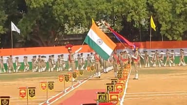 196 प्रशिक्षु सिपाहियों की दीक्षांत परेड आयोजित, उत्कृष्ट प्रदर्शन करने वालों को किया गया सम्मानित
पुलिस केंद्र मुंगेर स्थित बुनियादी प्रशिक्षण केंद्र में प्रशिक्षण प्राप्त कर रहे 196 प्रशिक्षु सिपाहियों की दीक्षांत (पारण) परेड सोमवार को पुलिस केंद्र मैदान में आयोजित की गई। इस अवसर पर प्रशिक्षु सिपाहियों ने आकर्षक मार्च पास्ट और अनुशासित परेड का प्रदर्शन कर उपस्थित अधिकारियों एवं अतिथियों का ध्यान आकर्षित किया।
कार्यक्रम के मुख्य अतिथि मुंगेर क्षेत्र के पुलिस उपमहानिरीक्षक (डीआईजी) राकेश कुमार ने परेड का निरीक्षण किया तथा प्रशिक्षु सिपाहियों की सलामी ली। उन्होंने अपने संबोधन में कहा कि प्रशिक्षण के दौरान अर्जित ज्ञान, अनुशासन एवं कर्तव्यनिष्ठा को सेवा जीवन में आत्मसात करना आवश्यक है। उन्होंने कहा कि पुलिस बल का दायित्व केवल कानून-व्यवस्था बनाए रखना ही नहीं, बल्कि आम जनता की सुरक्षा एवं विश्वास को मजबूत करना भी है।
दीक्षांत समारोह में जिले के कई पुलिस पदाधिकारी, जिनमें इमरान मसूद सहित अन्य अधिकारी उपस्थित रहे। सभी अधिकारियों ने प्रशिक्षण सफलतापूर्वक पूर्ण करने वाले प्रशिक्षु सिपाहियों को बधाई देते हुए उनके उज्ज्वल भविष्य की कामना की।
इस दौरान प्रशिक्षण अवधि में उत्कृष्ट प्रदर्शन करने वाले प्रशिक्षु सिपाहियों को सम्मानित भी किया गया। कार्यक्रम का समापन राष्ट्रगान के साथ हुआ। दीक्षांत परेड को लेकर प्रशिक्षु सिपाहियों एवं उनके परिजनों में उत्साह और गर्व का माहौल देखने को मिला। #BiharYouth #TrueHero