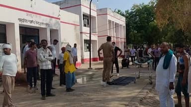 कुरारा थाना क्षेत्र में सरकारी अस्पताल के सामने नाले में 22 वर्षीय युवक का शव मिलने से सनसनी फैल गई। सूचना पर पहुंची पुलिस ने स्थानीय लोगों की मदद से शव को नाले से बाहर निकलवाया।
मृतक की पहचान और मौत के कारणों का पता लगाने के लिए पुलिस जांच में जुटी है। शव को पोस्टमार्टम के लिए भेज दिया गया है।
📍 कुरारा, हमीरपुर
#Hamirpur #Kurara #BreakingNews #HamirpurTimes #UPPolice #HamirpurNews #UttarPradesh #CrimeNews #ViralNews #LatestNews #KuraraNews #HamirpurBreakingNews #PoliceInvestigation #UPNews #BundelkhandNews 🚨