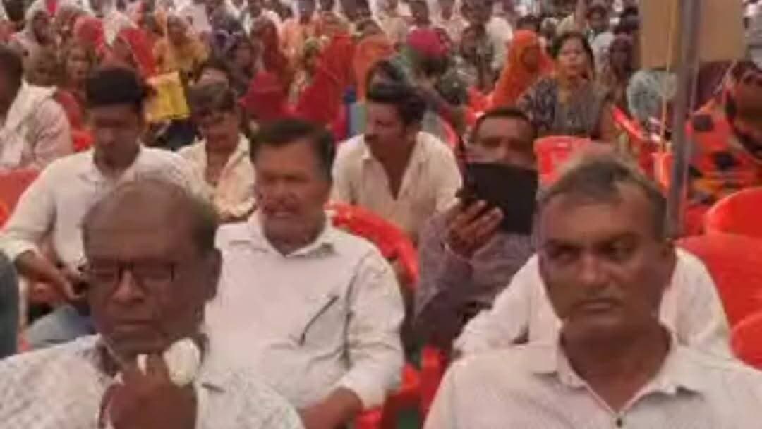 जनकल्याण शिविर में 3,223 आवेदनों का दावा, लेकिन सोशल मीडिया पर उठ रहे सवाल। लोगों का कहना है कि शिविर में सिर्फ योजनाओं की जानकारी दी गई, पंजीयन नहीं हुए।
क्या दावा और हकीकत में अंतर है?
#Garoth #JanKalyanShivir #MandsaurNews #MPNews #GroundReality #YashasviDuniya #LocalNews