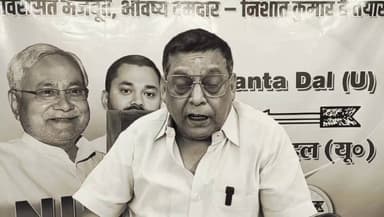 लालू के 'हीरे के कंगन' बनाम ललन सिंह के 'फ्लैट': जेडीयू की जांच की मांग पर आरजेडी का पलटवार...
एकतरफ जहाँ जेडीयू ने हीरे के कंगन के सोर्स पर सवाल उठाते हुए इसकी जांच के लिए आधिकारिक पत्र लिखा तो दुसरी तरफ आरजेडी ने पलटवार करते हुए सवाल दागा है कि—"अगर कंगन की जांच होगी, तो क्या ललन सिंह द्वारा निशांत को दिए गए आलीशान फ्लैट की भी जांच कराई जाएगी?" दोनों ही दल एक-दूसरे को भ्रष्टाचार और बेहिसाब संपत्ति के मुद्दे पर घेरने का कोई मौका नहीं छोड़ रहे हैं.
#BiharPolitics #LaluYadav #RabriDevi #LalanSingh #RJDvsJDU #BiharNews #PoliticalWar
