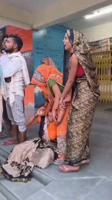खुशियां बदलीं मातम में:मौसा के घर जन्मदिन की दावत में आए भाई-बहन की नदी में डूबने से मौत, मां का रो-रोकर....see more