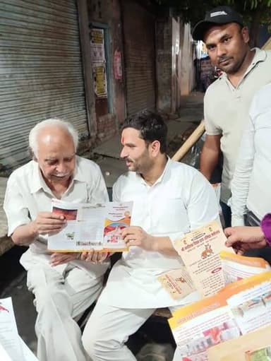 गोला विधायक अमन गिरी पहुंचे बाजार दुकानदारों से मिलकर केंद्र सरकार के 12 वर्ष पूर्ण होने पर पत्रक सौंपा