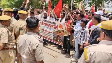 गौमाता को न्याय हेतु विशाल वाहन रैली का हुआ आयोजन, श्रीराम स्टेडियम से शुरू होकर बारां जिला कलेक्टर कार्यालय पहुंची मुख्यमंत्री के नाम जिला प्रशासन को सौंपा ज्ञापन, विगत 9 फरवरी को गौ सेवकों पर किये गए लाठीचार्ज की घटना के दौरान प्रशासन द्वारा मानी गई मांगों के अब तक पूरी नहीं होने सहित रखी अन्य मांगें।।
#dcdmbaran #baransp #cmo #cmojaipur #gosevak #cow #cowsave #bjpbaran #vairalnews #treandingnews #BreakingNews #Baran #motorcyclerally #vashudevgosevasamitibaran