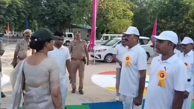 पीएसी पूर्वी जोन की 30वीं अंतर वाहिनी खेल प्रतियोगिता का भव्य समापन
वॉलीबॉल में भुल्लनपुर वाराणसी और सेपक टकरा में प्रयागराज की टीम रही विजेता
जिलाधिकारी निधि गुप्ता वत्स ने खिलाड़ियों का बढ़ाया उत्साह, विजेताओं को किया सम्मानित
✒️रिपोर्ट अजय श्रीवास्तव
फतेहपुर स्थित 12वीं वाहिनी पीएसी परिसर में आयोजित पीएसी पूर्वी जोन की 30वीं अंतर वाहिनी वॉलीबॉल एवं सेपक टकरा प्रतियोगिता-2026 का सफल समापन हो गया। तीन दिनों तक चली इस प्रतियोगिता में विभिन्न वाहिनियों के खिलाड़ियों ने खेल प्रतिभा, अनुशासन और टीम भावना का उत्कृष्ट प्रदर्शन किया। समापन समारोह में जिलाधिकारी निधि गुप्ता वत्स ने खिलाड़ियों को सम्मानित करते हुए खेलों को व्यक्तित्व विकास और संगठनात्मक एकता का महत्वपूर्ण माध्यम बताया।
फतेहपुर। 12वीं वाहिनी पीएसी फतेहपुर के तत्वावधान में आयोजित पीएसी पूर्वी जोन की 30वीं अंतर वाहिनी वॉलीबॉल क्लस्टर (वॉलीबॉल एवं सेपक टकरा) प्रतियोगिता-2026 का शुक्रवार को भव्य समापन हुआ। प्रतियोगिता का आयोजन 11 जून से 13 जून 2026 तक किया गया, जिसमें पूर्वी जोन की विभिन्न वाहिनियों की टीमों ने हिस्सा लिया।
समापन समारोह की मुख्य अतिथि जिलाधिकारी श्रीमती निधि गुप्ता वत्स (आईएएस) रहीं। उन्होंने प्रतियोगिता के सफल आयोजन की घोषणा करते हुए खिलाड़ियों को भविष्य में और बेहतर प्रदर्शन के लिए प्रेरित किया।
वॉलीबॉल में भुल्लनपुर वाराणसी की टीम बनी चैंपियन
फाइनल मुकाबले में 34वीं वाहिनी पीएसी भुल्लनपुर वाराणसी ने शानदार खेल का प्रदर्शन करते हुए 36वीं वाहिनी पीएसी रामनगर वाराणसी को पराजित कर खिताब अपने नाम किया। टीम के खिलाड़ियों ने पूरे टूर्नामेंट में बेहतरीन समन्वय और खेल कौशल का परिचय दिया।
सेपक टकरा में प्रयागराज की टीम का दबदबा
सेपक टकरा प्रतियोगिता के फाइनल मुकाबले में 42वीं वाहिनी पीएसी प्रयागराज ने मेजबान 12वीं वाहिनी पीएसी फतेहपुर को कड़े मुकाबले में हराकर विजेता बनने का गौरव प्राप्त किया।
मार्च-पास्ट और पुरस्कार वितरण ने बढ़ाई समारोह की गरिमा
फाइनल मुकाबलों के बाद सभी टीमों ने आकर्षक मार्च-पास्ट कर मुख्य अतिथि का अभिवादन किया। इसके बाद आयोजित पुरस्कार वितरण समारोह में विजेता एवं उपविजेता टीमों को मेडल, ट्रॉफी, शील्ड एवं प्रशस्ति-पत्र प्रदान कर सम्मानित किया गया।
प्रतियोगिता के आयोजन सचिव एवं सेनानायक श्री मनोज कुमार अवस्थी (आईपीएस) ने मुख्य अतिथि का स्वागत करते हुए स्मृति-चिन्ह भेंट किया तथा सभी प्रतिभागियों और अधिकारियों का आभार व्यक्त किया।
खेल भावना और अनुशासन का उत्कृष्ट उदाहरण
समापन समारोह में खेल ध्वज की औपचारिक सुपुर्दगी की गई। वाहिनी पीटीआई द्वारा खेल ध्वज मुख्य अतिथि को सौंपा गया, जिसे उन्होंने अगले वर्ष तक सुरक्षित रखने के लिए सेनानायक को प्रदान किया। इसके साथ ही प्रतियोगिता के औपचारिक समापन की घोषणा की गई
प्रतियोगिता परिणाम
🏐 वॉलीबॉल
🥇 प्रथम स्थान – 34वीं वाहिनी पीएसी भुल्लनपुर, वाराणसी
🥈 द्वितीय स्थान – 36वीं वाहिनी पीएसी रामनगर, वाराणसी
🏐 सेपक टकरा
🥇 प्रथम स्थान – 42वीं वाहिनी पीएसी प्रयागराज
🥈 द्वितीय स्थान – 12वीं वाहिनी पीएसी फतेहपुर
🏆 वॉलीबॉल चल वैजयंती – 34वीं वाहिनी पीएसी भुल्लनपुर, वाराणसी
🏆 सेपक टकरा चल वैजयंती – 42वीं वाहिनी पीएसी प्रयागराज
फतेहपुर में आयोजित यह प्रतियोगिता केवल खेल प्रतिस्पर्धा तक सीमित नहीं रही, बल्कि विभिन्न वाहिनियों के बीच समन्वय, अनुशासन और स्वस्थ प्रतिस्पर्धा का भी सशक्त मंच बनी। खिलाड़ियों के उत्कृष्ट प्रदर्शन ने यह संदेश दिया कि खेल न केवल शारीरिक क्षमता को बढ़ाते हैं, बल्कि संगठनात्मक एकता और नेतृत्व क्षमता को भी मजबूत करते हैं।
👇👇
#NDNews
#दैनिकनिष्पक्षधारा
#PACFatehpur
#PACEasternZone
#VolleyballChampionship
#SepakTakraw
#FatehpurNews
#SportsNews
#NidhiGuptaVats
#ManojKumarAwasthi
#UPPolice
#PACSports
#Volleyball2026
#TeamSpirit
#NDNewsChannel
👇👇
🟥 ND NEWS | दैनिक निष्पक्ष धारा
मुख्य संपादक / संस्थापक: राजन सिंह हाड़ा
सह-संपादक: शालिनी सिंह भदौरिया
✒️ रिपोर्ट : सहयोगी शिवा गुप्ता के साथ जिला ब्यूरो अजय श्रीवास्तव
📍कार्यालय-3: U158,हीरा स्वीट्स के पास,विकास मार्ग,लक्ष्मी नगर,पूर्वी दिल्ली–110092 (NCR)
📞 मोबाइल: 9696119696
👇👇
@dgpup
@RSSorg
@UPGovt
@wpl1090
@RSSgeet
@Uppolice
@MIB_India
@PMOIndia
@HMOIndia
@abmanglik
@VHPDigital
@igrangealld
@myogioffice
@InfoDeptUP
@dmfatehpur
@sdmsadarftp
@CMOfficeUP
@CMOUP_RC
@UPPRD1948
@ChiefSecyUP
@ChiefSecyUP
@MahantYogiG
@FatehpurSdm
@fatehpurpolice
@BajrangDalOrg
@112UttarPradesh
@myogiadityanath
@CommissionerPrg
@ADGZonPrayagraj