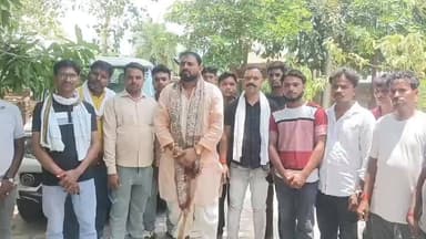 असोथर में धार्मिक निर्माण को लेकर उठे सवाल, जिलाधिकारी से जांच की मांग
भूमि स्वामित्व और निर्माण की वैधता पर स्थानीय नागरिकों ने सौंपा प्रार्थना पत्र
प्रशासनिक जांच की मांग के बाद क्षेत्र में चर्चा तेज, अधिकारियों की प्रतिक्रिया का इंतजार
✒️रिपोर्ट अमर केसरवनी
फतेहपुर जनपद के असोथर नगर में एक भूमि पर हुए धार्मिक निर्माण को लेकर स्थानीय नागरिकों द्वारा जिलाधिकारी को प्रार्थना पत्र सौंपकर निष्पक्ष जांच की मांग की गई है। शिकायतकर्ताओं का कहना है कि संबंधित भूमि के स्वामित्व, निर्माण की वैधानिकता और प्रशासनिक अनुमतियों की जांच कराई जानी चाहिए ताकि भविष्य में किसी प्रकार का विवाद उत्पन्न न हो। फिलहाल मामले में प्रशासनिक जांच की मांग की गई है और अधिकारियों की प्रतिक्रिया का इंतजार है।
फतेहपुर। जनपद के असोथर नगर क्षेत्र में एक धार्मिक निर्माण को लेकर नया विवाद सामने आया है। स्थानीय नागरिकों के एक समूह ने जिलाधिकारी फतेहपुर को शिकायती प्रार्थना पत्र देकर संबंधित भूमि और निर्माण कार्य की वैधानिक जांच कराने की मांग की है।
प्रार्थना पत्र में नागरिकों ने कहा है कि जिस भूमि पर निर्माण किया गया है, उसके स्वामित्व और निर्माण संबंधी प्रशासनिक अनुमतियों की जानकारी सार्वजनिक रूप से स्पष्ट नहीं है। ऐसे में राजस्व अभिलेखों, भूमि के वास्तविक स्वामित्व और निर्माण की वैधता की निष्पक्ष जांच कराई जानी चाहिए।
जिलाधिकारी से की गई निष्पक्ष जांच की मांग
स्थानीय नागरिकों द्वारा दिए गए आवेदन में कहा गया है कि किसी भी प्रकार की भ्रांति या विवाद की स्थिति से बचने के लिए प्रशासन को तथ्यों की निष्पक्ष जांच करानी चाहिए। शिकायतकर्ताओं का कहना है कि यदि सभी अभिलेख और अनुमतियां नियमों के अनुरूप हैं तो स्थिति स्वतः स्पष्ट हो जाएगी, वहीं यदि किसी प्रकार की अनियमितता पाई जाती है तो नियमानुसार कार्रवाई की जानी चाहिए।
भूमि अभिलेख और प्रशासनिक अनुमति बनी चर्चा का विषय
क्षेत्र में यह मामला चर्चा का विषय बना हुआ है। लोगों के बीच यह जानने की उत्सुकता है कि संबंधित भूमि का राजस्व रिकॉर्ड क्या है और निर्माण कार्य किस प्रक्रिया के तहत किया गया। हालांकि अभी तक प्रशासन की ओर से कोई आधिकारिक निष्कर्ष सामने नहीं आया है।
प्रशासनिक कार्रवाई पर टिकी निगाहें
स्थानीय लोगों का कहना है कि मामले की निष्पक्ष जांच होने से तथ्यों की वास्तविक स्थिति सामने आएगी और किसी भी प्रकार के सामाजिक तनाव की संभावना को रोका जा सकेगा। नागरिकों ने प्रशासन से आग्रह किया है कि जांच पूरी तरह पारदर्शी तरीके से कराई जाए।
असोथर नगर से सामने आया यह मामला प्रशासनिक पारदर्शिता, भूमि अभिलेखों की स्पष्टता और स्थानीय स्तर पर विश्वास बनाए रखने से जुड़ा हुआ है। फिलहाल शिकायतकर्ताओं ने जांच की मांग की है और अब सभी की निगाहें जिला प्रशासन की आगामी कार्रवाई पर टिकी हैं। जांच रिपोर्ट आने के बाद ही पूरे मामले की वास्तविक स्थिति स्पष्ट हो सकेगी।
ND NEWS अपील
🔹 किसी भी भूमि, धार्मिक स्थल या सार्वजनिक संपत्ति से जुड़े विवाद को कानूनी प्रक्रिया के माध्यम से ही उठाएं।
🔹 अफवाहों और अपुष्ट सूचनाओं से बचें तथा केवल आधिकारिक जानकारी पर भरोसा करें।
🔹 प्रशासनिक जांच पूरी होने से पहले किसी भी निष्कर्ष पर पहुंचने से बचना चाहिए।
🔹 सामाजिक सौहार्द, आपसी सम्मान और संवैधानिक व्यवस्था बनाए रखना सभी नागरिकों की जिम्मेदारी है।
"तथ्य, पारदर्शिता और कानून का सम्मान ही किसी भी विवाद का स्थायी समाधान है।"
👇👇
#NDNews
#दैनिकनिष्पक्षधारा
#FatehpurNews
#Asothar
#BreakingNews
#LandDispute
#AdministrativeInquiry
#DistrictAdministration
#PublicInterest
#UPNews
#FatehpurAdministration
#SocialHarmony
#NDNewsChannel
👇👇
🟥 ND NEWS | दैनिक निष्पक्ष धारा
मुख्य संपादक / संस्थापक: राजन सिंह हाड़ा
सह-संपादक: शालिनी सिंह भदौरिया
✒️ रिपोर्ट : अमर केसरवनी असोथर
📍 कार्यालय-3: U158, हीरा स्वीट्स के पास, विकास मार्ग, लक्ष्मी नगर, पूर्वी दिल्ली, पिन कोड – 110092 (NCR)
📍 कार्यालय-2: विधानसभा रोड, बर्लिंगटन चौराहा, लखनऊ – 226001 (UP)
📍 कार्यालय-1: 1/1 अटल बिहारी चौराहा, नियर बर्मा चौराहा, फतेहपुर – 212601 (UP)
📅 दिनांक: 15 जून 2026
📆 दिन: सोमवार
📧 Email: ndnewschannel@gmail.com
📞 मोबाइल: 9696119696
👇👇
@dgpup
@RSSorg
@UPGovt
@wpl1090
@RSSgeet
@Uppolice
@MIB_India
@PMOIndia
@HMOIndia
@abmanglik
@VHPDigital
@igrangealld
@myogioffice
@InfoDeptUP
@dmfatehpur
@sdmsadarftp
@CMOfficeUP
@CMOUP_RC
@ChiefSecyUP
@ChiefSecyUP
@MahantYogiG
@FatehpurSdm
@fatehpurpolice
@BajrangDalOrg
@112UttarPradesh
@myogiadityanath
@CommissionerPrg
@ADGZonPrayagraj
