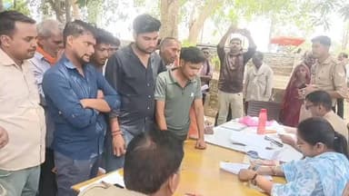 असोथर में धार्मिक निर्माण को लेकर उठे सवाल, जिलाधिकारी से जांच की मांग
भूमि स्वामित्व और निर्माण की वैधता पर स्थानीय नागरिकों ने सौंपा प्रार्थना पत्र
प्रशासनिक जांच की मांग के बाद क्षेत्र में चर्चा तेज, अधिकारियों की प्रतिक्रिया का इंतजार
✒️रिपोर्ट अमर केसरवनी
फतेहपुर जनपद के असोथर नगर में एक भूमि पर हुए धार्मिक निर्माण को लेकर स्थानीय नागरिकों द्वारा जिलाधिकारी को प्रार्थना पत्र सौंपकर निष्पक्ष जांच की मांग की गई है। शिकायतकर्ताओं का कहना है कि संबंधित भूमि के स्वामित्व, निर्माण की वैधानिकता और प्रशासनिक अनुमतियों की जांच कराई जानी चाहिए ताकि भविष्य में किसी प्रकार का विवाद उत्पन्न न हो। फिलहाल मामले में प्रशासनिक जांच की मांग की गई है और अधिकारियों की प्रतिक्रिया का इंतजार है।
फतेहपुर। जनपद के असोथर नगर क्षेत्र में एक धार्मिक निर्माण को लेकर नया विवाद सामने आया है। स्थानीय नागरिकों के एक समूह ने जिलाधिकारी फतेहपुर को शिकायती प्रार्थना पत्र देकर संबंधित भूमि और निर्माण कार्य की वैधानिक जांच कराने की मांग की है।
प्रार्थना पत्र में नागरिकों ने कहा है कि जिस भूमि पर निर्माण किया गया है, उसके स्वामित्व और निर्माण संबंधी प्रशासनिक अनुमतियों की जानकारी सार्वजनिक रूप से स्पष्ट नहीं है। ऐसे में राजस्व अभिलेखों, भूमि के वास्तविक स्वामित्व और निर्माण की वैधता की निष्पक्ष जांच कराई जानी चाहिए।
जिलाधिकारी से की गई निष्पक्ष जांच की मांग
स्थानीय नागरिकों द्वारा दिए गए आवेदन में कहा गया है कि किसी भी प्रकार की भ्रांति या विवाद की स्थिति से बचने के लिए प्रशासन को तथ्यों की निष्पक्ष जांच करानी चाहिए। शिकायतकर्ताओं का कहना है कि यदि सभी अभिलेख और अनुमतियां नियमों के अनुरूप हैं तो स्थिति स्वतः स्पष्ट हो जाएगी, वहीं यदि किसी प्रकार की अनियमितता पाई जाती है तो नियमानुसार कार्रवाई की जानी चाहिए।
भूमि अभिलेख और प्रशासनिक अनुमति बनी चर्चा का विषय
क्षेत्र में यह मामला चर्चा का विषय बना हुआ है। लोगों के बीच यह जानने की उत्सुकता है कि संबंधित भूमि का राजस्व रिकॉर्ड क्या है और निर्माण कार्य किस प्रक्रिया के तहत किया गया। हालांकि अभी तक प्रशासन की ओर से कोई आधिकारिक निष्कर्ष सामने नहीं आया है।
प्रशासनिक कार्रवाई पर टिकी निगाहें
स्थानीय लोगों का कहना है कि मामले की निष्पक्ष जांच होने से तथ्यों की वास्तविक स्थिति सामने आएगी और किसी भी प्रकार के सामाजिक तनाव की संभावना को रोका जा सकेगा। नागरिकों ने प्रशासन से आग्रह किया है कि जांच पूरी तरह पारदर्शी तरीके से कराई जाए।
असोथर नगर से सामने आया यह मामला प्रशासनिक पारदर्शिता, भूमि अभिलेखों की स्पष्टता और स्थानीय स्तर पर विश्वास बनाए रखने से जुड़ा हुआ है। फिलहाल शिकायतकर्ताओं ने जांच की मांग की है और अब सभी की निगाहें जिला प्रशासन की आगामी कार्रवाई पर टिकी हैं। जांच रिपोर्ट आने के बाद ही पूरे मामले की वास्तविक स्थिति स्पष्ट हो सकेगी।
ND NEWS अपील
🔹 किसी भी भूमि, धार्मिक स्थल या सार्वजनिक संपत्ति से जुड़े विवाद को कानूनी प्रक्रिया के माध्यम से ही उठाएं।
🔹 अफवाहों और अपुष्ट सूचनाओं से बचें तथा केवल आधिकारिक जानकारी पर भरोसा करें।
🔹 प्रशासनिक जांच पूरी होने से पहले किसी भी निष्कर्ष पर पहुंचने से बचना चाहिए।
🔹 सामाजिक सौहार्द, आपसी सम्मान और संवैधानिक व्यवस्था बनाए रखना सभी नागरिकों की जिम्मेदारी है।
"तथ्य, पारदर्शिता और कानून का सम्मान ही किसी भी विवाद का स्थायी समाधान है।"
👇👇
#NDNews
#दैनिकनिष्पक्षधारा
#FatehpurNews
#Asothar
#BreakingNews
#LandDispute
#AdministrativeInquiry
#DistrictAdministration
#PublicInterest
#UPNews
#FatehpurAdministration
#SocialHarmony
#NDNewsChannel
👇👇
🟥 ND NEWS | दैनिक निष्पक्ष धारा
मुख्य संपादक / संस्थापक: राजन सिंह हाड़ा
सह-संपादक: शालिनी सिंह भदौरिया
✒️ रिपोर्ट : अमर केसरवनी असोथर
📍 कार्यालय-3: U158, हीरा स्वीट्स के पास, विकास मार्ग, लक्ष्मी नगर, पूर्वी दिल्ली, पिन कोड – 110092 (NCR)
📍 कार्यालय-2: विधानसभा रोड, बर्लिंगटन चौराहा, लखनऊ – 226001 (UP)
📍 कार्यालय-1: 1/1 अटल बिहारी चौराहा, नियर बर्मा चौराहा, फतेहपुर – 212601 (UP)
📅 दिनांक: 15 जून 2026
📆 दिन: सोमवार
📧 Email: ndnewschannel@gmail.com
📞 मोबाइल: 9696119696
👇👇
@dgpup
@RSSorg
@UPGovt
@wpl1090
@RSSgeet
@Uppolice
@MIB_India
@PMOIndia
@HMOIndia
@abmanglik
@VHPDigital
@igrangealld
@myogioffice
@InfoDeptUP
@dmfatehpur
@sdmsadarftp
@CMOfficeUP
@CMOUP_RC
@ChiefSecyUP
@ChiefSecyUP
@MahantYogiG
@FatehpurSdm
@fatehpurpolice
@BajrangDalOrg
@112UttarPradesh
@myogiadityanath
@CommissionerPrg
@ADGZonPrayagraj