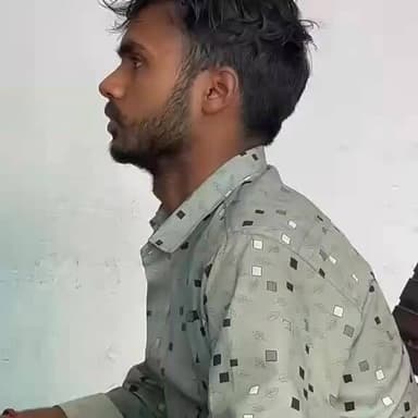 बहन की मौत के मामले में भाई का कबूलनामा,रिश्तों को झकझोरने वाली घटना
प्रेम संबंध और पारिवारिक असहमति के बीच हुई वारदात,पुलिस जांच में नए खुलासे
फतेहपुर में युवती की मौत से उठे सामाजिक संवाद,कानून और संवेदनशीलता पर सवाल
✒️रिपोर्ट अजय श्रीवास्तव
https://x.com/i/status/2065686460137893940
उत्तर प्रदेश के फतेहपुर जनपद में एक युवती की मौत के मामले ने पूरे क्षेत्र को झकझोर कर रख दिया है।पुलिस के अनुसार,मामले में गिरफ्तार युवक ने पूछताछ के दौरान अपनी बहन की हत्या करने की बात स्वीकार की है।प्रारंभिक जांच में सामने आया है कि पारिवारिक असहमति,वैवाहिक स्थिति और युवती के व्यक्तिगत संबंधों को लेकर विवाद इस घटना की पृष्ठभूमि में था।पुलिस मामले के सभी पहलुओं की जांच कर रही है।
फतेहपुर।जनपद में सामने आई यह घटना केवल एक आपराधिक मामला नहीं बल्कि सामाजिक और पारिवारिक संबंधों को लेकर गंभीर चिंतन का विषय बन गई है।पुलिस जांच के दौरान सामने आए तथ्यों के अनुसार,आरोपी भाई ने अपनी बहन को समझाने का प्रयास करने की बात कही,लेकिन कथित तौर पर बातचीत असफल रहने के बाद उसने ऐसा कदम उठा लिया जिसने पूरे परिवार को तबाह कर दिया।
पुलिस सूत्रों के अनुसार,आरोपी ने पूछताछ में बताया कि उसकी बहन का विवाह हो चुका था,लेकिन वह अपने पूर्व परिचित व्यक्ति के संपर्क में थी।इसी बात को लेकर परिवार में लंबे समय से तनाव बना हुआ था।आरोपी ने दावा किया कि उसने बहन को कई बार समझाने का प्रयास किया,लेकिन जब उसे लगा कि स्थिति उसके नियंत्रण से बाहर जा रही है,तब उसने कानून और सामाजिक मर्यादाओं की अनदेखी करते हुए घातक कदम उठा लिया।
पुलिस के सामने कबूलनामे से खुला मामला
जांच के दौरान आरोपी द्वारा दी गई जानकारी के आधार पर पुलिस टीम ने घटनास्थल का निरीक्षण किया और आवश्यक साक्ष्य एकत्र किए। पुलिस के अनुसार,आरोपी ने युवती को सुनसान क्षेत्र में ले जाकर उसकी हत्या की और बाद में शव को कुएं में फेंक दिया।
घटना की जानकारी मिलते ही पुलिस अधीक्षक अभिमन्यु मांगलिक के निर्देशन में पुलिस टीम सक्रिय हुई।थाना पुलिस ने त्वरित कार्रवाई करते हुए आरोपी को हिरासत में लिया और पूछताछ के दौरान महत्वपूर्ण तथ्य सामने आए।पुलिस ने शव बरामद कर पोस्टमार्टम की प्रक्रिया पूरी कराई तथा मामले में आगे की कानूनी कार्रवाई जारी है।
सामाजिक दृष्टि से भी गंभीर मामला
यह घटना एक बार फिर इस बात की ओर संकेत करती है कि पारिवारिक मतभेद,सामाजिक दबाव और व्यक्तिगत निर्णयों को लेकर संवाद की कमी कई बार दुखद परिणामों में बदल जाती है।कानून विशेषज्ञों का मानना है कि किसी भी परिस्थिति में हिंसा या आत्मन्याय का कोई स्थान नहीं है और प्रत्येक नागरिक को कानून का सम्मान करना चाहिए।
पुलिस की तत्परता की हो रही सराहना
स्थानीय लोगों के अनुसार सूचना मिलते ही पुलिस प्रशासन ने सक्रियता दिखाई।पुलिस अधीक्षक अभिमन्यु मांगलिक के निर्देशन और संबंधित थाना पुलिस की तत्परता से मामले का शीघ्र खुलासा संभव हो सका।पुलिस अधिकारियों का कहना है कि किसी भी गंभीर अपराध में दोषियों को बख्शा नहीं जाएगा और कानून के अनुसार कार्रवाई की जाएगी।
फतेहपुर की यह घटना केवल एक परिवार की त्रासदी नहीं,बल्कि समाज के सामने खड़े उन प्रश्नों को भी उजागर करती है जिनका समाधान संवाद, समझ और कानून के दायरे में रहकर ही संभव है।पुलिस जांच आगे बढ़ रही है और अदालत में प्रस्तुत होने वाले साक्ष्य ही मामले की अंतिम तस्वीर स्पष्ट करेंगे।फिलहाल यह घटना पूरे क्षेत्र में चर्चा और चिंतन का विषय बनी हुई है।
रिश्तों की मजबूती संवाद से आती है,हिंसा केवल विनाश का रास्ता खोलती है।
👇👇
#NDNews
#दैनिकनिष्पक्षधारा
#FatehpurNews
#BreakingNews
#UPNews
#CrimeNews
#FatehpurPolice
#AbhimanyuManglik
#LawAndOrder
#Justice
#SocialAwareness
#WomenSafety
#FamilyDialogue
#NDNewsChannel
👇👇
@dgpup
@RSSorg
@UPGovt
@wpl1090
@RSSgeet
@Uppolice
@MIB_India
@PMOIndia
@HMOIndia
@abmanglik
@VHPDigital
@igrangealld
@myogioffice
@InfoDeptUP
@dmfatehpur
@sdmsadarftp
@CMOfficeUP
@CMOUP_RC
@ChiefSecyUP
@ChiefSecyUP
@MahantYogiG
@FatehpurSdm
@fatehpurpolice
@BajrangDalOrg
@112UttarPradesh
@myogiadityanath
@CommissionerPrg
@ADGZonPrayagraj
👇👇
🟥 NDNEWS | निष्पक्ष धारा
मुख्य संपादक/संस्थापक: राजन सिंह हाड़ा
सह-संपादक: शालिनी सिंह भदौरिया
📍कार्यालय-3:U158,हीरा स्वीट्स के पास,विकास मार्ग,लक्ष्मी नगर,पूर्वी दिल्ली,110092 (NCR)
📍कार्यालय-2:विधानसभा रोड,बर्लिंगटन चौराहा,लखनऊ–226001 (UP)
📍कार्यालय-1:1/1अटल बिहारी चौराहा,नियर बर्मा चौराहा,फतेहपुर–212601(UP)
📅दिनांक:15 जून 2026
📆दिन: सोमवार
📧Email: ndnewschannel@gmail.com
📞 मोबाइल: 9696119696
