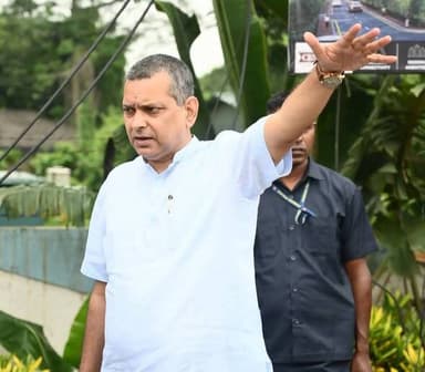 গুয়াহাটি মহানগরীর সৌন্দর্যবর্ধন কাজের পর্যালোচনা
আগামী দিনে আন্তর্জাতিক পর্যায়ের বিশিষ্ট ব্যক্তিদের অসম সফরের সম্ভাবনাকে সামনে রেখে উত্তর-পূর্বের প্রবেশদ্বার গুয়াহাটিকে আরও পরিচ্ছন্ন, সুশৃঙ্খল ও আকর্ষণীয় করে তুলতে বিভিন্ন উদ্যোগ গ্রহণ করা হয়েছে। এই লক্ষ্যে আজ সকালে জিএমডিএ-র মুখ্য কার্যনির্বাহী আধিকারিক অন্বমুথন এম.পি.-র সঙ্গে শহরের বিভিন্ন এলাকা পরিদর্শন করে পরিচ্ছন্নতা অভিযান ও চলমান সৌন্দর্যবর্ধনমূলক কাজের অগ্রগতি পর্যালোচনা করেন মন্ত্রী কৌশিক রায়