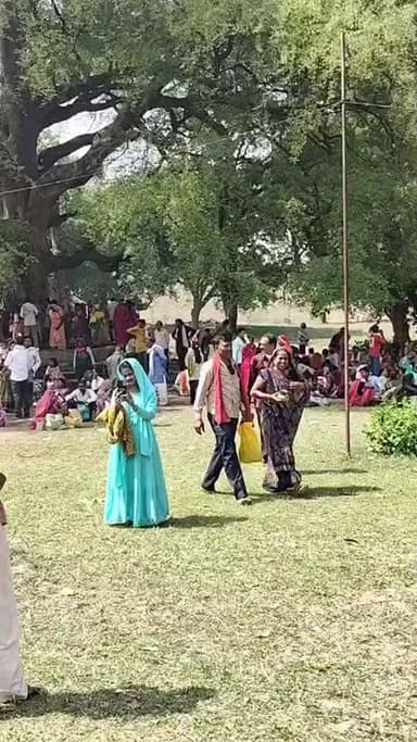 सलेहा:- चौमुखनाथ शिव मंदिर में परसोत्तम मास सोमवती अमावस्या को शिव दर्शन को उमड़ा श्रद्धालुओं का जन सैलाब