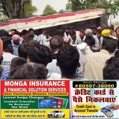 हरियाणा- बस पलटने से महिला समेत 3 यात्रियों की मौत, 12 घायल, शीशे तोड़कर यात्रियों को बाहर निकाला, फतेहाबाद से टोहाना आ रही थी..
हरियाणा के फतेहाबाद से टोहाना आ रही की एक 52 सीटर प्राइवेट बस सोमवार सुबह अनियंत्रित होकर खेत में पलट गई। हादसे में एक महिला सहित तीन लोगों की मौत हो गई, जबकि 12 यात्री घायल हो गए। सभी घायलों को नागरिक अस्पताल टोहाना में भर्ती कराया गया है।
घटना की सूचना मिलते ही सदर थाना प्रभारी बीर सिंह पुलिस टीम के साथ मौके पर पहुंचे और राहत कार्य शुरू किया। मृतकों की पहचान अभी नहीं हो पाई है।
पुलिस के अनुसार, बस में लगभग 50-55 सवारियां थीं। स्थानीय लोगों की मदद से बस के शीशे तोड़कर यात्रियों को बाहर निकाला गया। कई घायलों की हालत गंभीर बताई जा रही है।
बस में सवार यात्रियों ने ड्राइवर पर लापरवाही का आरोप लगाया। गांव चंदड निवासी यात्री राममेहर ने बताया कि ड्राइवर शुरू से ही तेज गति से बस (HR62A3411) चला रहा था। गांव भोडी के पास जैसे ही कट आया, ड्राइवर ने तेजी से बस मोड़ी और वो बेकाबू होकर खेत में जा पलटी।
#swatantarkhabar #स्वतंत्रखबर #HaryanaNews #Fatehabad #tohana