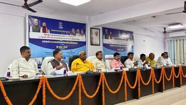 पीएम सूर्य घर मुफ्त बिजली योजना के तहत पूर्वी चंपारण के 13,167 उपभोक्ताओं को मिलेगा निःशुल्क सोलर पैनल
प्रधानमंत्री सूर्य घर मुफ्त बिजली योजना के अंतर्गत बिहार सरकार द्वारा संचालित यूएलए (ULA) परियोजना का शुभारंभ माननीय मुख्यमंत्री श्री सम्राट चौधरी द्वारा वीडियो कॉन्फ्रेंसिंग के माध्यम से किया गया। इस महत्वाकांक्षी योजना पर लगभग 1,512 करोड़ रुपये की लागत आएगी, जिसके तहत राज्य के 2.5 लाख कुटीर ज्योति उपभोक्ताओं को लाभान्वित किया जाएगा।
इसके अंतर्गत योजना के प्रथम चरण में पूर्वी चंपारण जिले के 13,167 उपभोक्ताओं के घरों पर निःशुल्क सोलर पैनल स्थापित किए जाएंगे, जिससे उन्हें स्वच्छ एवं किफायती ऊर्जा उपलब्ध होगी तथा बिजली बिल में उल्लेखनीय कमी आएगी। यह योजना राज्य में अक्षय ऊर्जा को बढ़ावा देने और ऊर्जा आत्मनिर्भरता की दिशा में एक महत्वपूर्ण कदम है।
इस अवसर पर मोतिहारी स्थित राजेंद्र सभागार में आयोजित कार्यक्रम में प्रभारी जिलाधिकारी श्री मुकेश कुमार सिन्हा, सांसद प्रतिनिधि श्री पंकज कुमार श्रीवास्तव, मोतिहारी विधायक श्री प्रमोद कुमार, हरसिद्धि विधायक श्री कृष्णनंदन पासवान, मधुबन विधायक श्री राणा रणधीर, पीपरा विधायक श्री श्याम बाबू प्रसाद यादव, गोविंदगंज विधायक श्री राजू तिवारी, चिरैया विधायक श्री लालबाबू प्रसाद गुप्ता, कल्याणपुर विधायक श्री सचिन्द्र प्रसाद सिंह उपस्थित रहे।
कार्यक्रम में विद्युत विभाग की ओर से अधीक्षण अभियंता (विद्युत आपूर्ति अंचल, मोतिहारी), श्री राकेश रौशन,अधीक्षण अभियंता (ट्रांसमिशन),श्री वरुण कुमार सहित विभाग के सभी कार्यपालक अभियंता (EEE), सहायक विद्युत अभियंता (AEE), कनीय विद्युत अभियंता (JEE) तथा लगभग 100 लाभुकों ने भाग लिया।
वक्ताओं ने कहा कि यह योजना नवीकरणीय ऊर्जा को बढ़ावा देने के साथ-साथ उपभोक्ताओं को बिजली व्यय में राहत प्रदान करेगी तथा पर्यावरण संरक्षण में भी महत्वपूर्ण भूमिका निभाएगी l
Information & Public Relations Department, Government of Bihar Energy Department, Bihar