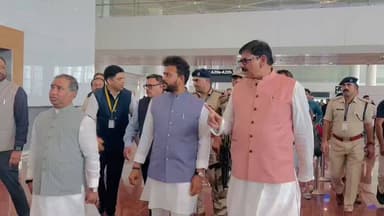 जेवर ने संघर्ष का लंबा दौर देखा है,लेकिन आज यह धरती आशा,आत्मविश्वास और प्रगति की नई कहानी लिख रही है विकास की इस यात्रा में क्षेत्रवासियों की भावनाओं,अपेक्षाओं और हितों का पूरा सम्मान किया जाएगा।उड़ानों के शुभारंभ के सुअवसर पर केन्द्रीय मंत्री माननीय श्री @RamMNK भी उपस्थित रहे। https://t.co/ZbtumcXmFu