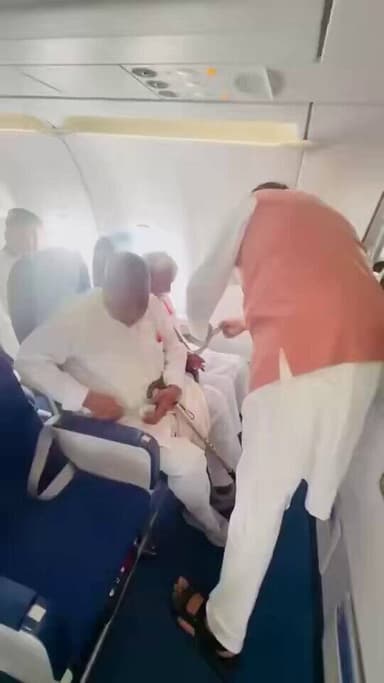 जिन हाथों ने वर्षों तक खेतों को सींचा, आज वे आसमान की उड़ान का हिस्सा बने। यह दृश्य हर भारतीय को गर्व महसूस कराता है। #Jewar_ki_Udaan #farmerswithmlajewartocmup #vikasaurvishwas #noidainternationalairport #mlajewar https://t.co/YOhbowJ72w