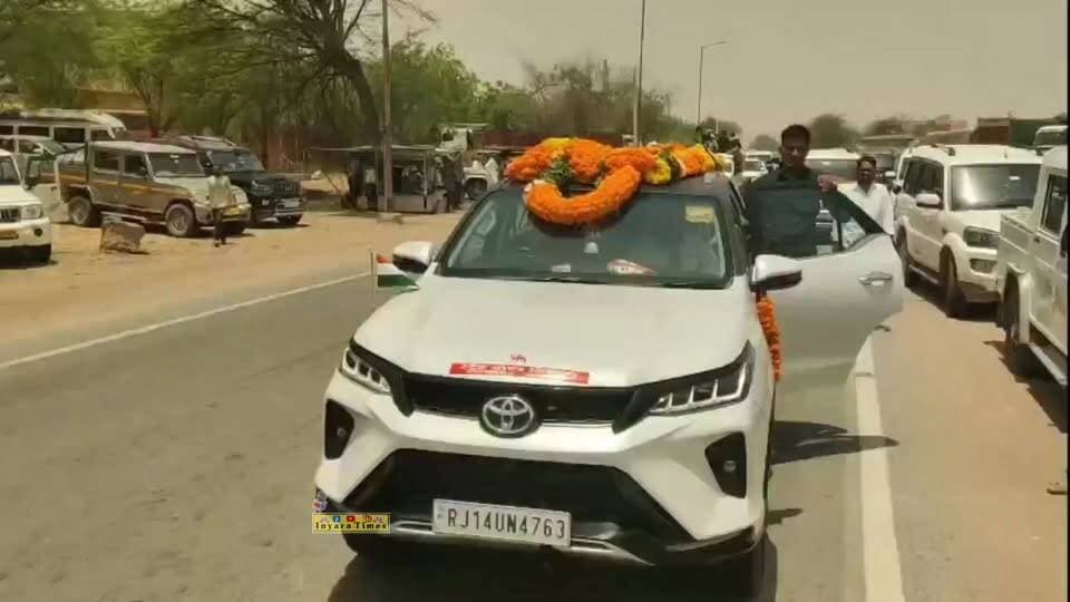#श्रीडूंगरगढ़ में कैबिनेट मंत्री सुमित गोदारा का स्वागत
राजस्थान सरकार के खाद्य एवं नागरिक आपूर्ति मंत्री सुमित गोदारा सोमवार को मंत्री बनने के बाद पहली बार श्रीडूंगरगढ़ पहुंचे। भाजपा कार्यकर्ताओं ने जगह-जगह उनका भव्य स्वागत किया। इस दौरान भाजपा नेता एवं राजस्थान विश्वकर्मा कौशल विकास बोर्ड अध्यक्ष रामगोपाल सुथार ने अगवानी की। मंत्री गोदारा खाद्य सुरक्षा लाभार्थी सम्मेलन में शामिल होंगे तथा आमजन की जनसुनवाई भी करेंगे। पंचायत समिति परिसर में बड़ी संख्या में कार्यकर्ता और नागरिक मौजूद रहे।