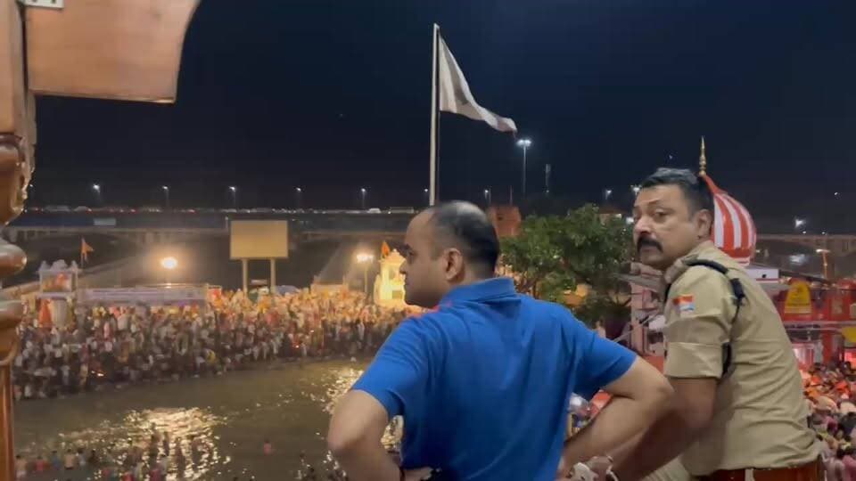 “#सोमवती #अमावस्या पर #हरिद्वार में उमड़ा आस्था का महासागर, #गंगा घाटों पर लाखों #श्रद्धालुओं की डुबकी, चप्पे-चप्पे पर प्रशासन और पुलिस की कड़ी निगरानी” - Bahadrabad News Haridwar Police Uttarakhand DIPR Dipr Haridwar Pushkar Singh Dhami
==============
_*पूरी ख़बर पढ़ने के लिए नीचे दी गई ब्लू लाइन पर क्लिक करें।*_
👇👇
https://bahadrabadnews.com/ocean-of-faith-gathered-in-haridwar-on-somvati-amavasya-lakhs-of-devotees-took-a-dip-in-the-ganga-ghats-administration-and-police-are-at-every-nook-and-corner/
===============
_*News by -SHAJAD ALI*_