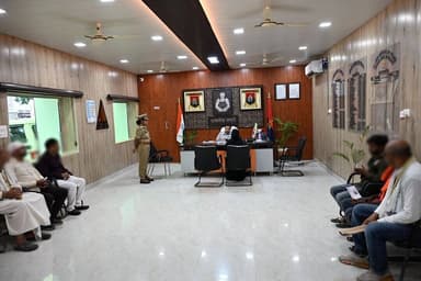 #SSP_अयोध्या द्वारा वरिष्ठ पुलिस अधीक्षक कार्यालय में जनता की समस्याओं को सुनकर यथा संभव मौके पर ही निस्तारित किया गया व शेष शिकायतों के त्वरित एवं गुणवत्ता पूर्ण निस्तारण सुनिश्चित करने हेतु संबंधित को निर्देशित किया जा रहा है। #UPPolice #ayodhyapolice https://t.co/0avGHLG7qS