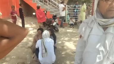 कड़ा धाम में गंगा स्नान के दौरान 19 वर्षीय युवक डूबा, तलाश जारी
कौशांबी। कड़ा धाम थाना क्षेत्र के कालेश्वर गंगा घाट पर रविवार को गंगा स्नान के दौरान 19 वर्षीय युवक गहरे पानी में समा गया। युवक के डूबने की सूचना मिलते ही घाट पर अफरा-तफरी मच गई। घटना से परिजनों का रो-रोकर बुरा हाल है।
जानकारी के अनुसार, डूबने वाला युवक पियूष सोनी (19) जनपद फतेहपुर का निवासी बताया जा रहा है। वह अपने परिजनों के साथ कड़ा धाम में गंगा स्नान करने आया था। स्नान के दौरान अचानक वह गहरे पानी में चला गया और देखते ही देखते लापता हो गया।
घटना की जानकारी मिलते ही स्थानीय पुलिस मौके पर पहुंच गई। स्थानीय गोताखोरों की मदद से युवक की तलाश की जा रही है, लेकिन समाचार लिखे जाने तक उसका कोई पता नहीं चल सका था।
पुलिस एवं गोताखोरों की टीम लगातार गंगा में युवक की खोजबीन में जुटी हुई है। घटना के बाद घाट पर लोगों की भारी भीड़ जमा हो गई।
#Kaushambi #KadaDham #GangaRiver #GangaSnan #YouthDrowned PiyushSoni Fatehpur KaleshwarGhat KadaPolice BreakingNews KaushambiNews UttarPradesh RiverA