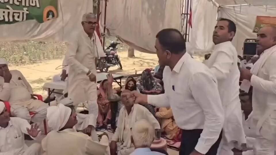 हरियावास की दलित लड़की के अपहरण मामले में रवीं आज़ाद के ख़िलाफ़ केस लड़ने वाले पैनल के एक सीनियर एडवोकेट अशोक आर्या पर भरी सभा मे जानलेवा हमला।#bhiwani #loharu