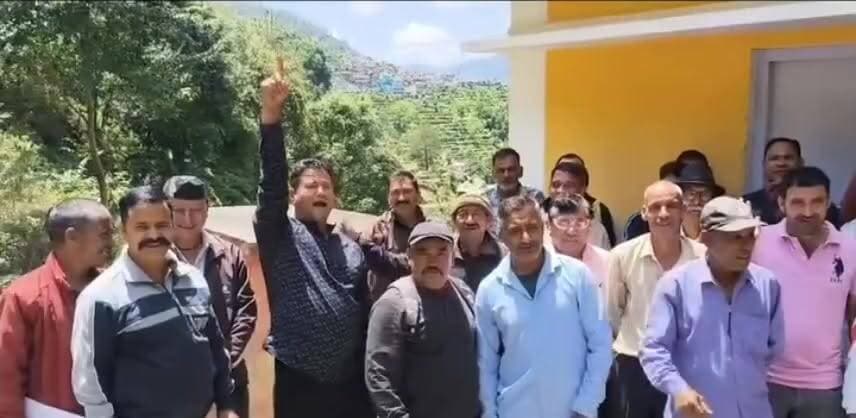 यह किसकी साजिश है। कौन लगवा रहा है #सतपालमहाराज के खिलाफ नारे। सबके जिंदाबाद के नारे और महाराज के मुर्दाबाद। #भाजपा के #चौबट्टाखाल में कौन है जो चुनाव लड़ना चाहता है। साजिश #महाराज के खिलाफ किसके इशारे पर।