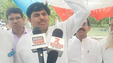 राजधानी भोपाल में गर्जे मांझी केवट समाज के अलग अलग संगठनों के पदाधिकारी..
मोहन सरकार के खिलाफ लगाए नारे..
आरक्षण नहीं, तो वोट नहीं..
आख़िर मांझी कौन हैं..?
👆👆👆👆👆👆
*"मांझी" कोई एक जाति नहीं है, ये एक समूह है.* इसमें कई उपजातियां आती हैं. सरकारी लिस्ट और समाज में मान्यता अलग-अलग है.
*1. सरकारी रिकॉर्ड के हिसाब से MP में:*
*ST लिस्ट में "मांझी" के साथ ये नाम दर्ज हैं:*
`मांझी, मझवार, सौंर`
मतलब MP सरकार के कागज में *मांझी, मझवार, सौंर* को एक ही मानकर ST का दर्जा है.
*2. समाज में "मांझी/निषाद वंश" की मुख्य उपजातियां:*
ये पूरा समूह *निषाद समाज* कहलाता है. इसमें मोटे तौर पर *12 से 15 प्रमुख उपजातियां* मानी जाती हैं. नाम अलग-अलग राज्यों में बदल जाते हैं:
उपजाति मुख्य काम/पहचान MP में स्टेटस
**1. केवट** नाव चलाना, घाट पर काम OBC
**2. मल्लाह** मछली पकड़ना, नाव चलाना OBC
**3. धीमर** मछली, पानी भरना OBC
**4. भोई** पालकी ढोना, मछली OBC
**5. कहार** पानी भरना, डोली उठाना OBC
**6. मांझी** नाव चलाना ST
**7. मझवार** मछली, नाव ST
**8. सौंर** मछली, नाव ST
**9. तुरैहा** मछली पकड़ना OBC
**10. रैकवार** नाव, मछली OBC
**11. बाथम** नाव, खेती OBC
**12. बिन्द** नाव, मजदूरी OBC
13 कश्यप..OBC
`केवट मल्लाह भोई धीमर मांझी नहीं तो मांझी कौन`.
*3. कुल संख्या का झोल:*
*पक्की संख्या कोई नहीं बता सकता* क्योंकि:
1. *1931 के बाद जातिगत जनगणना हुई नहीं.*
2. *एक ही उपजाति को अलग-अलग राज्य में अलग नाम से जानते हैं.* जैसे MP में "धीमर", UP में "कहार".
3. *सरकार ने 200+ सरनेम को "निषाद वंश" में माना है*, पर सबको आरक्षण अलग मिला है.
*गुना-चंबल बेल्ट में कौन-कौन मिलते हैं:*
गुना, भिंड, मुरैना, श्योपुर में *केवट, मल्लाह, धीमर, भोई, कहार, रैकवार* सबसे ज्यादा हैं. ये सब OBC में हैं. "मांझी" सरनेम वाले कम मिलते हैं और वो ST में हैं.
*कागज में:* MP में मांझी = मांझी + मझवार + सौंर = ST.
*समाज में:* केवट-मल्लाह-धीमर-भोई समेत 12-15 उपजातियां खुद को एक मानती हैं और ST दर्जे की मांग कर रही हैं.
आंदोलन इसी "उपजाति" के झगड़े की वजह से है.
@highlight Collector Office Guna समाजवादी पार्टी गुना Read News Media Agency @केवट समाज #gurukonyaydo #beo_neerajshukla_chorhai #retirementparsharm #mohan #vairal #कॉकरोच #केवट #modi #ओरिजनल