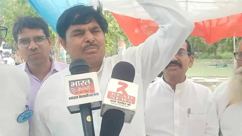 राजधानी भोपाल में गर्जे मांझी केवट समाज के अलग अलग संगठनों के पदाधिकारी..
मोहन सरकार के खिलाफ लगाए नारे..
आरक्षण नहीं, तो वोट नहीं..
आख़िर मांझी कौन हैं..?
👆👆👆👆👆👆
*"मांझी" कोई एक जाति नहीं है, ये एक समूह है.* इसमें कई उपजातियां आती हैं. सरकारी लिस्ट और समाज में मान्यता अलग-अलग है.
*1. सरकारी रिकॉर्ड के हिसाब से MP में:*
*ST लिस्ट में "मांझी" के साथ ये नाम दर्ज हैं:*
`मांझी, मझवार, सौंर`
मतलब MP सरकार के कागज में *मांझी, मझवार, सौंर* को एक ही मानकर ST का दर्जा है.
*2. समाज में "मांझी/निषाद वंश" की मुख्य उपजातियां:*
ये पूरा समूह *निषाद समाज* कहलाता है. इसमें मोटे तौर पर *12 से 15 प्रमुख उपजातियां* मानी जाती हैं. नाम अलग-अलग राज्यों में बदल जाते हैं:
उपजाति मुख्य काम/पहचान MP में स्टेटस
**1. केवट** नाव चलाना, घाट पर काम OBC
**2. मल्लाह** मछली पकड़ना, नाव चलाना OBC
**3. धीमर** मछली, पानी भरना OBC
**4. भोई** पालकी ढोना, मछली OBC
**5. कहार** पानी भरना, डोली उठाना OBC
**6. मांझी** नाव चलाना ST
**7. मझवार** मछली, नाव ST
**8. सौंर** मछली, नाव ST
**9. तुरैहा** मछली पकड़ना OBC
**10. रैकवार** नाव, मछली OBC
**11. बाथम** नाव, खेती OBC
**12. बिन्द** नाव, मजदूरी OBC
13 कश्यप..OBC
`केवट मल्लाह भोई धीमर मांझी नहीं तो मांझी कौन`.
*3. कुल संख्या का झोल:*
*पक्की संख्या कोई नहीं बता सकता* क्योंकि:
1. *1931 के बाद जातिगत जनगणना हुई नहीं.*
2. *एक ही उपजाति को अलग-अलग राज्य में अलग नाम से जानते हैं.* जैसे MP में "धीमर", UP में "कहार".
3. *सरकार ने 200+ सरनेम को "निषाद वंश" में माना है*, पर सबको आरक्षण अलग मिला है.
*गुना-चंबल बेल्ट में कौन-कौन मिलते हैं:*
गुना, भिंड, मुरैना, श्योपुर में *केवट, मल्लाह, धीमर, भोई, कहार, रैकवार* सबसे ज्यादा हैं. ये सब OBC में हैं. "मांझी" सरनेम वाले कम मिलते हैं और वो ST में हैं.
*कागज में:* MP में मांझी = मांझी + मझवार + सौंर = ST.
*समाज में:* केवट-मल्लाह-धीमर-भोई समेत 12-15 उपजातियां खुद को एक मानती हैं और ST दर्जे की मांग कर रही हैं.
आंदोलन इसी "उपजाति" के झगड़े की वजह से है.
@highlight Collector Office Guna समाजवादी पार्टी गुना Read News Media Agency @केवट समाज #gurukonyaydo #beo_neerajshukla_chorhai #retirementparsharm #mohan #vairal #कॉकरोच #केवट #modi #ओरिजनल