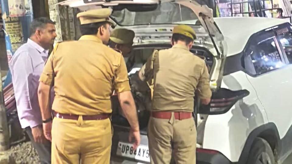 🚦🚔 जसवंतनगर में जाम के खिलाफ पुलिस का बड़ा एक्शन!
🔥 सदर बाजार और नगर क्षेत्र में बढ़ती जाम की समस्या को देखते हुए पुलिस ने विशेष अभियान चलाया। थाना प्रभारी कमल भाटी के नेतृत्व में कार्रवाई करते हुए 10 ई-रिक्शा सीज किए गए और 50 चार पहिया वाहनों के चालान काटे गए।
🚨 पुलिस का कहना है कि अवैध पार्किंग, गलत दिशा में वाहन चलाने और सड़क पर मनमाने ढंग से वाहन खड़े करने वालों के खिलाफ अभियान आगे भी जारी रहेगा।
📍 लोकेशन: जसवंतनगर, इटावा
🤔 क्या आपको लगता है कि इस कार्रवाई से नगर की जाम समस्या कम होगी?
👇 अपनी राय कमेंट में जरूर दें।
📲 क्षेत्र की हर बड़ी खबर के लिए DPS Channel को फॉलो करें।
#Jaswantnagar #Etawah #TrafficPolice #TrafficAction #JamFreeJaswantnagar #UPPolice #KamalBhati #EtawahNews #DPSChannel #MohammadAsifKhan #BreakingNews 🚔🚦