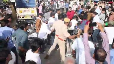 😳👋 जयपुर के शहीद स्मारक पर प्रदर्शन के दौरान कॉकरोच जनता पार्टी (CJP) के संस्थापक अभिजीत दीपके के साथ अप्रत्याशित घटना हो गई।
वायरल वीडियो में एक अज्ञात व्यक्ति अभिजीत दीपके के पास पहुंचता है और उन्हें थप्पड़ मार देता है। घटना के बाद मौके पर अफरा-तफरी का माहौल बन गया और सुरक्षा को लेकर भी सवाल उठने लगे।
यह वीडियो सोशल मीडिया पर तेजी से वायरल हो रहा है, जहां लोग इस घटना पर अपनी-अपनी प्रतिक्रियाएं दे रहे हैं।
लोकतंत्र में विरोध और समर्थन दोनों का स्थान है, लेकिन हिंसा किसी भी समस्या का समाधान नहीं हो सकती।
#Jaipur #AbhijeetDipke #CockroachJantaParty #CJP #ViralVideo #BreakingNews #PoliticalNews #TrendingNews #JaipurNews #IndiaNews
