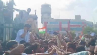 😳👋 कॉकरोच जनता पार्टी के फाउंडर अभिजीत दीपके के साथ मंच के बाहर अजीबोगरीब घटना!
वायरल वीडियो में एक शख्स अभिजीत दीपके के पास पहुंचता है और कथित तौर पर उन्हें थप्पड़ मार देता है। घटना के बाद मौके पर मौजूद लोगों में हलचल मच गई।
सोशल मीडिया पर वीडियो तेजी से वायरल हो रहा है और लोग इस पर तरह-तरह की प्रतिक्रियाएं दे रहे हैं।
लोकतंत्र में असहमति स्वाभाविक है, लेकिन किसी भी तरह की शारीरिक हिंसा स्वीकार्य नहीं हो सकती। 🚫
#AbhijeetDipke #CockroachJantaParty #ViralVideo #BreakingNews #Politics #TrendingNews #NewsUpdate #Democracy #IndiaNews #PoliticalNews