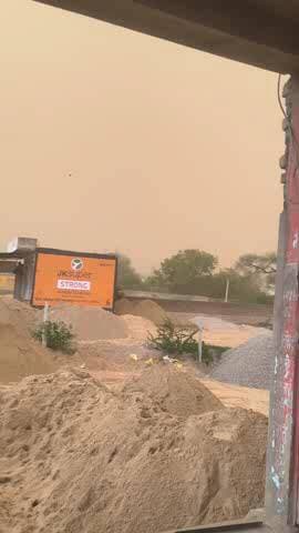 बानसूर, नारायणपुर में और कई जगह धूल के बादल छाए।
अचानक धूल भरी आंधी आयी । 🌪️