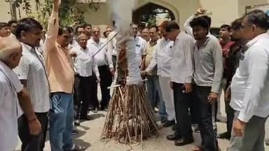 #बहरोड़ राजकीय जिला अस्पताल में सिजेरियन प्रसव के एक दिन बाद महिला की मौत के मामले में आज बार संघ अध्यक्ष एडवोकेट दाताराम यादव के नेतृत्व में अधिवक्ताओं ने डॉक्टर का पुतला दहन कर विरोध जताया और तहसीलदार को मुख्यमंत्री के नाम ज्ञापन सौंपा, ज्ञापन में निष्पक्ष जांच कर डॉक्टर व संबंधित कर्मचारियों के खिलाफ सख्त कार्रवाई की मांग की गई, इस दौरान काफी संख्या में वकील मौजूद रहे, मामले को लेकर क्षेत्र में चर्चा का माहौल है!