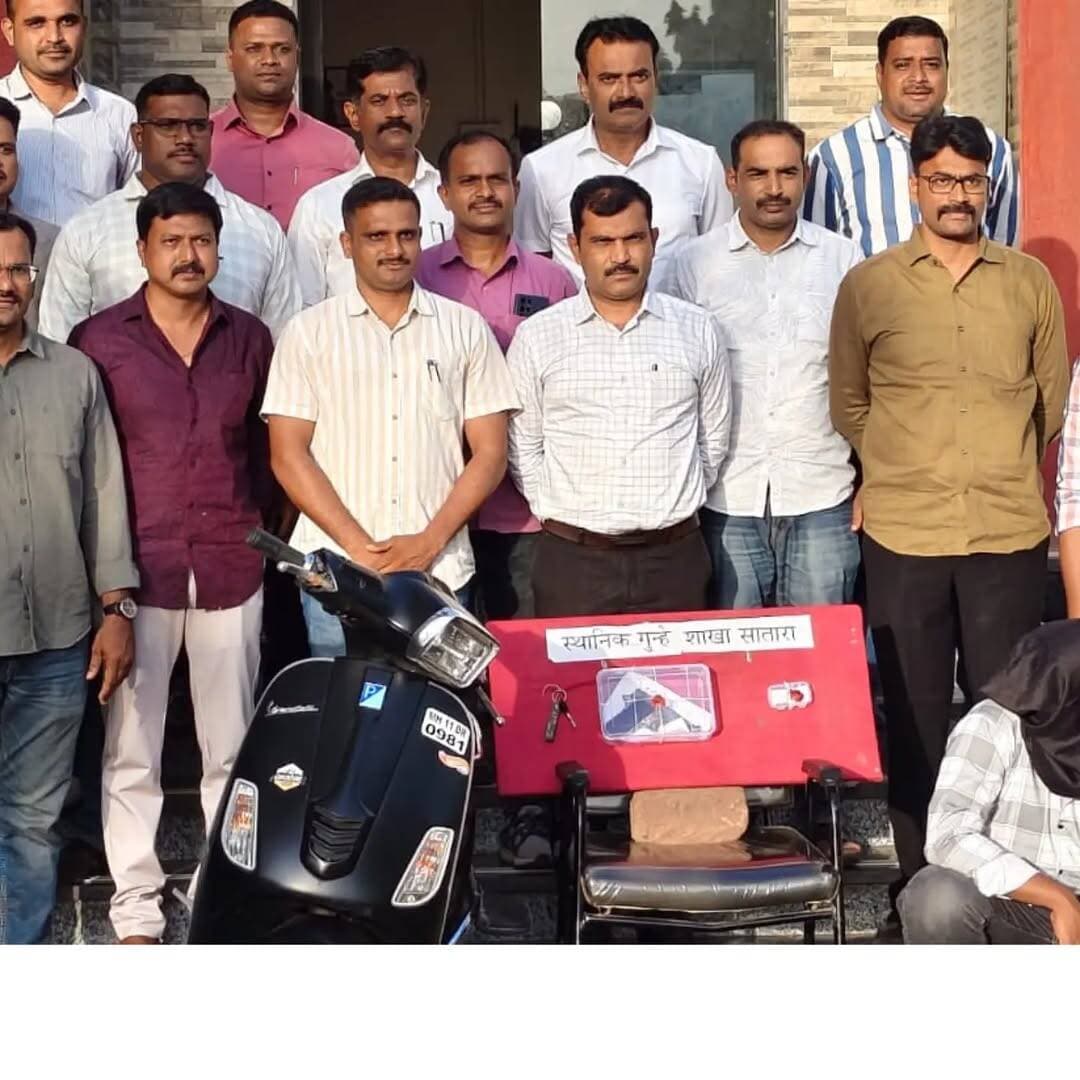 स्थानिक गुन्हे शाखा साताराची कारवाई
संशयीत इसमास जेरबंद करुन त्याचेकडुन बेकायदेशिर देशी बनावटीची पिस्टल, जिवंत काडतुस व मोटार सायकल असा एकुण 1,50,500/- रुपये किंमतीचा मुद्देमाल जप्त.
मा.श्री.निखील पिंगळे, पोलीस अधीक्षक,सातारा व श्रीमती डॉ. वैशाली कडुकर अपर पोलीस अधीक्षक ,सातारा यांनी विनापरवाना शस्त्र बाळगणाऱ्या इसमांची माहिती काढुन त्यांचेवर कठोर कारवाई करण्याच्या सुचना विश्वजीत घोडके पोलीस निरीक्षक स्थानिक गुन्हे शाखा,सातारा यांना दिलेल्या आहेत. त्याप्रमाणे विश्वजीत घोडके, पोलीस निरीक्षक स्थानिक गुन्हे शाखा,सातारा यांनी स्थानिक गुन्हे शाखचे सर्व अधिकारी व अंमलदार यांनी अवैध अग्नीशस्त्र बाळगणारे इसमांवर कारवाई करण्याचे सुचना दिलेल्या आहेत.
आज दिनांक 15/06/2026 रोजी विश्वजीत घोडके, पोलीस निरीक्षक स्थानिक गुन्हे शाखा,सातारा यांना त्यांचे गोपनिय बातमीदारचे मार्फत बातमी मिळाली की, कोरेगांव ते सातारा जाणारे रोडवरील सह्याद्री ढाब्याचे समोर रोडवर एक इसम त्याचे ताब्यातील काळे रंगाचे वेस्पा मोटार सायकल क्रमांक MH-11-DR-0981 वरुन गावठी पिस्टल विक्री करीता घेवुन येणार आहे. अशी गोपनिय बातमी मिळाल्याने त्यांनी सदरची माहिती स्थानिक गुन्हे शाखचे पथकास देवुन मिळाले बातमी प्रमाणे कारवाई करण्याच्या सुचना दिल्या. त्याप्रमाणे पथकाने कोरेगांव ते सातारा जाणारे रोडवरील मौजे महागांव,ता.जि.सातारा गावचे हद्दीतील राजधानी हॉटेलचे शेजारी असले पैलवान पानशॉपचे समोर रोडवर सापळा लावला. त्यानंतर थोड्याच वेळात मिळाले बातमीतील इसम हा त्याचेकडील मोटार सायकलवरुन येत असताना त्यास शिताफीने पकडुन त्यास ताब्यात घेवुन त्याचेकडुन एक देशी बनावटीची पिस्टल मॅग्झीनसह , एक जिवंत काडतुस व मोटार सायकल असा एकुण 1,50,500/- रुपये किंमतीचा मुद्देमाल हस्तगत करुन सातारा शहर पोलीस ठाणे येथे अवैध शस्त्र बाळगले बाबत भारतीय हत्यार कायदा कलम 3(1),7,25 प्रमाणे गुन्हा नोंद करण्याची कारवाई सुरू आहे.
सदर कारवाई मध्ये मा.श्री. निखिल पिंगळे, पोलीस अधीक्षक सातारा, श्रीमती डॉ.वैशाली कडुकर, अपर पोलीस अधीक्षक सातारा यांचे मार्गदर्शनाखाली पोलीस निरीक्षक विश्वजीत घोडके, सपोनि रोहित फार्णे, पोउनि परितोष दातिर, सफौ. राजु मुलाणी, अतीष घाडगे, पोहवा विजय कांबळे, संतोष सपकाळ, शरद बेबले, लेलैश फडतरे, लक्ष्मण जगधने, प्रविण फडतरे, हणमंत भोसले, सुजित भोसले, अमित सपकाळ, अरुण पाटील, अमित माने, अविनाश चव्हाण, स्वप्नील कुंभार, मोहन पवार, ओंकार यादव, किरण जगताप, स्वप्निल शिंदे, विशाल पवार, रोहित निकम, पृथ्वीराज जाधव, सचिन ससाणे, महेश निर्मळ,