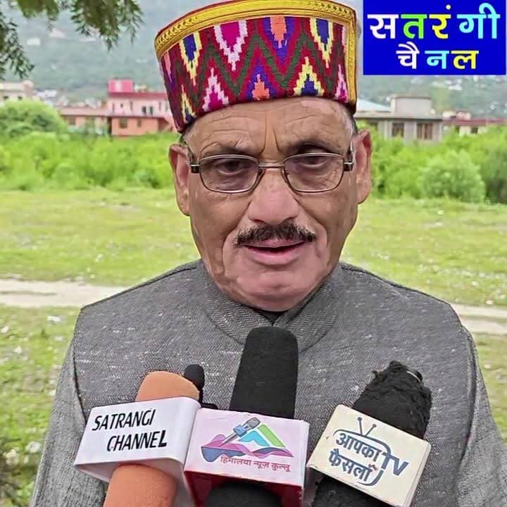 पत्रकारों से मोबाइल छीनने की घटना पर ब्राह्मण महासभा नाराज़, मनमोहन गौतम बोले— सौहार्दपूर्ण समाधान निकाले प्रशासन
पत्रकार लोकतंत्र का चौथा स्तंभ, कवरेज से रोकना और मोबाइल छीनना निंदनीय; प्रशासन, पुलिस और पत्रकारों के बीच संवाद की वकालत
भुंतर, 15 जून। हिमाचल प्रदेश ब्राह्मण महासभा के प्रदेश अध्यक्ष मनमोहन गौतम ने भुंतर में अतिक्रमण हटाने की कार्रवाई के दौरान पत्रकारों से मोबाइल छीनने और उन्हें समाचार कवरेज से रोकने की घटना की कड़ी निंदा की है। उन्होंने कहा कि लोकतांत्रिक व्यवस्था में पत्रकारों की भूमिका बेहद महत्वपूर्ण है और उनके कार्य में बाधा डालना किसी भी स्थिति में उचित नहीं माना जा सकता।
मनमोहन गौतम ने कहा कि भुंतर के सौंदर्यीकरण और अतिक्रमण हटाने के लिए सरकार व प्रशासन द्वारा किए जा रहे प्रयास सराहनीय हैं तथा नगर को व्यवस्थित और सुंदर बनाने की दिशा में उठाए गए कदमों का सभी को समर्थन करना चाहिए। हालांकि, इस दौरान पत्रकारों को कवरेज से रोकना और उनके मोबाइल छीनना अत्यंत दुर्भाग्यपूर्ण तथा निंदनीय है।
उन्होंने कहा कि पत्रकार लोकतंत्र का चौथा स्तंभ हैं और उन्हें स्वतंत्र रूप से अपनी जिम्मेदारियों का निर्वहन करने का अधिकार है। मीडिया समाज और प्रशासन के बीच एक महत्वपूर्ण सेतु का कार्य करता है, इसलिए पत्रकारों के सम्मान और अधिकारों की रक्षा सुनिश्चित की जानी चाहिए।
गौतम ने सुझाव दिया कि यदि किसी प्रकार की भावुकता या गलतफहमी के कारण यह घटना हुई है तो पुलिस प्रशासन, संबंधित पक्षों और पत्रकारों को एक साथ बैठाकर मामले का शांतिपूर्ण एवं सौहार्दपूर्ण समाधान निकाला जाना चाहिए। उन्होंने कहा कि छोटी घटनाओं को समय रहते सुलझाना आवश्यक है ताकि भविष्य में किसी प्रकार का तनाव उत्पन्न न हो।
ब्राह्मण महासभा ने स्पष्ट किया कि वह प्रेस की स्वतंत्रता, पत्रकारों के सम्मान और लोकतांत्रिक मूल्यों की रक्षा के पक्ष में मजबूती से खड़ी है। महासभा ने उम्मीद जताई कि प्रशासन और पत्रकारों के बीच बेहतर समन्वय स्थापित होगा तथा भविष्य में ऐसी घटनाओं की पुनरावृत्ति नहीं होगी।
#BhuntarNews #ManmohanGautam #PressFreedom #KulluNews #HimachalPradesh #JournalistRights #Bhuntar #BreakingNews #satrangichannel